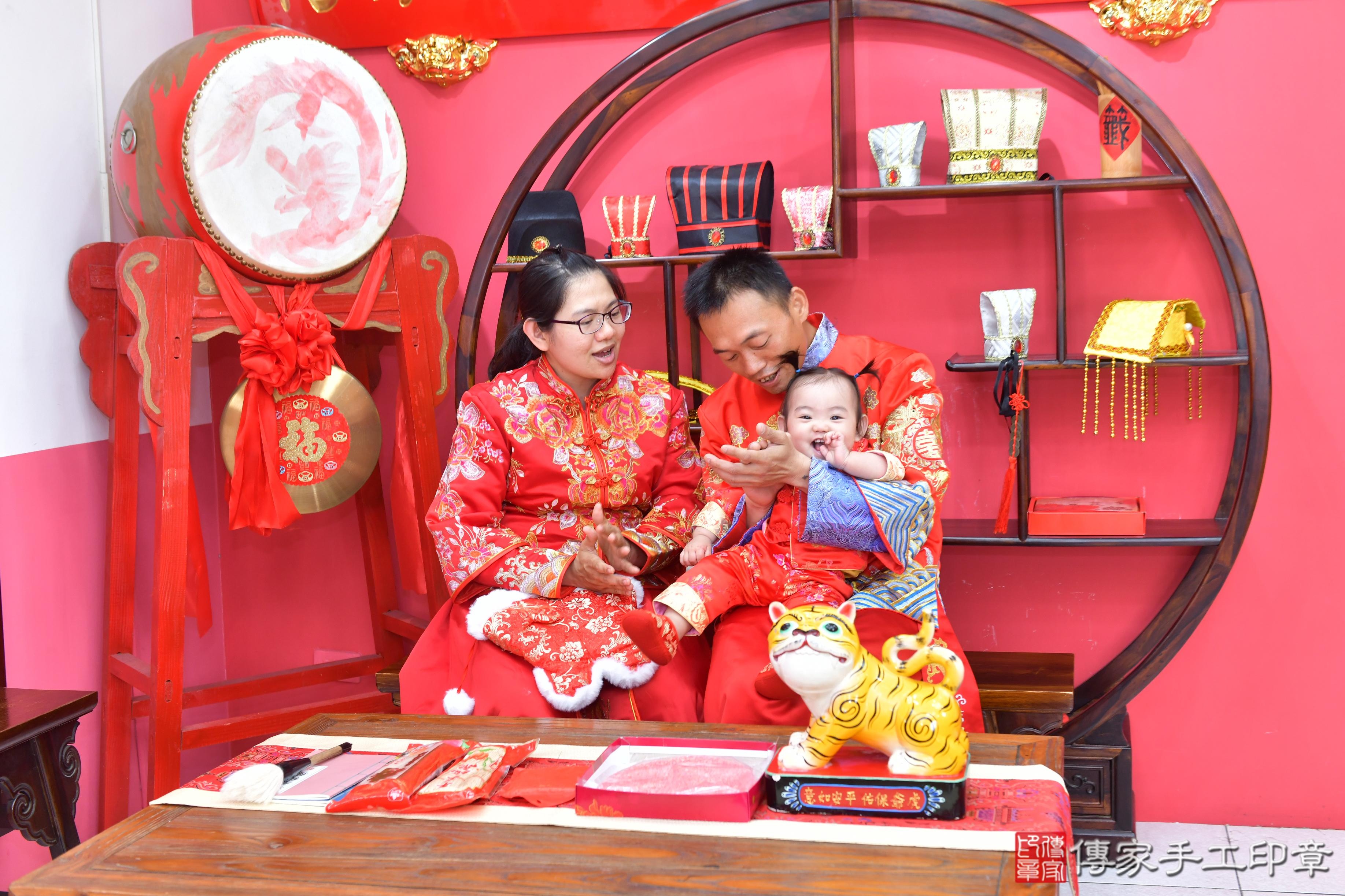 傳家手工印章台中店、抓周、度脺、美式風會場、傳家嬰兒古禮、吉祥話、抓周道具物品24種、拍照。抓周證書。寶寶抓周、滿周歲、生日快樂、祝福