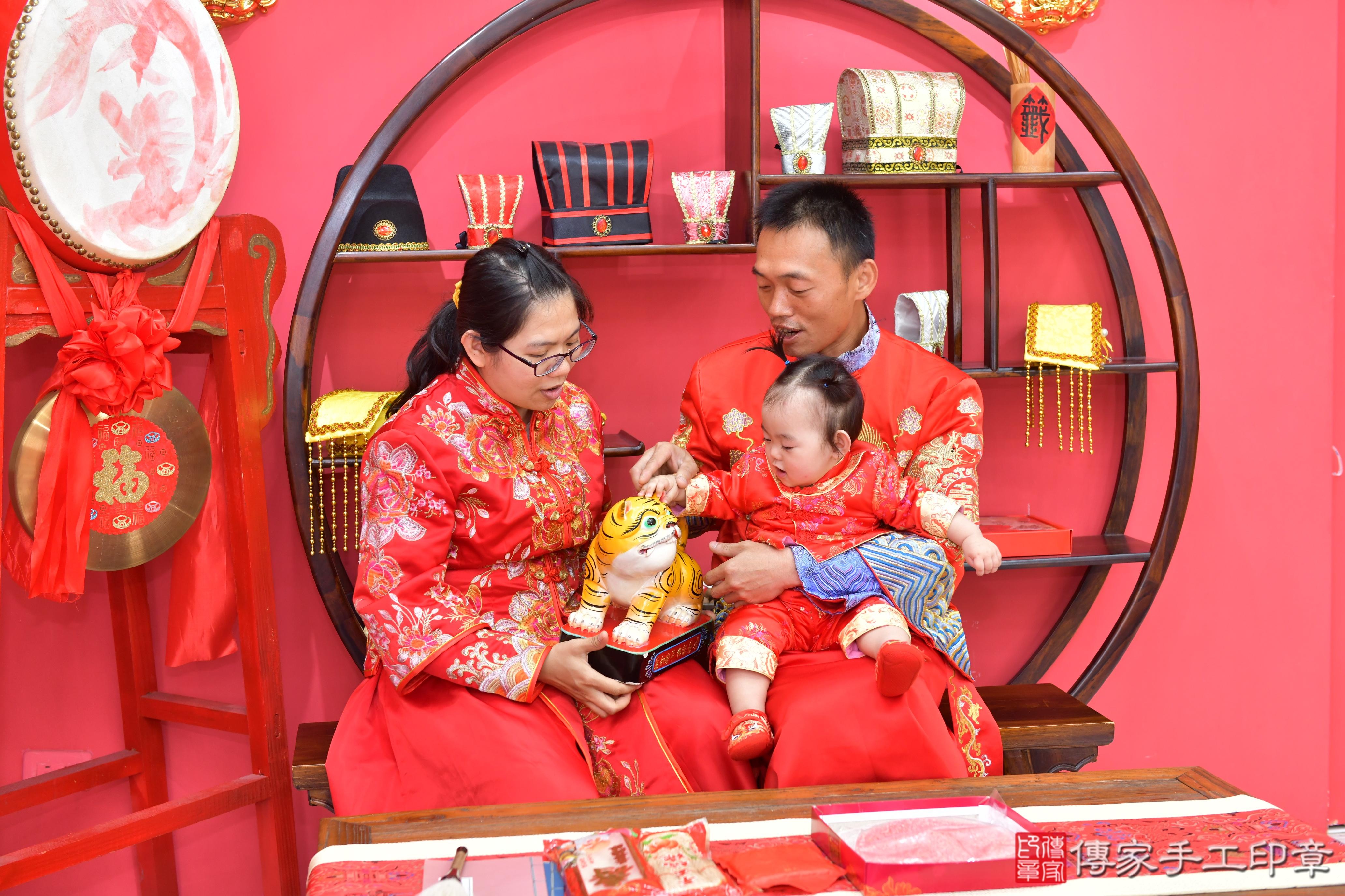 傳家手工印章台中店、抓周、度脺、美式風會場、傳家嬰兒古禮、吉祥話、抓周道具物品24種、拍照。抓周證書。寶寶抓周、滿周歲、生日快樂、祝福