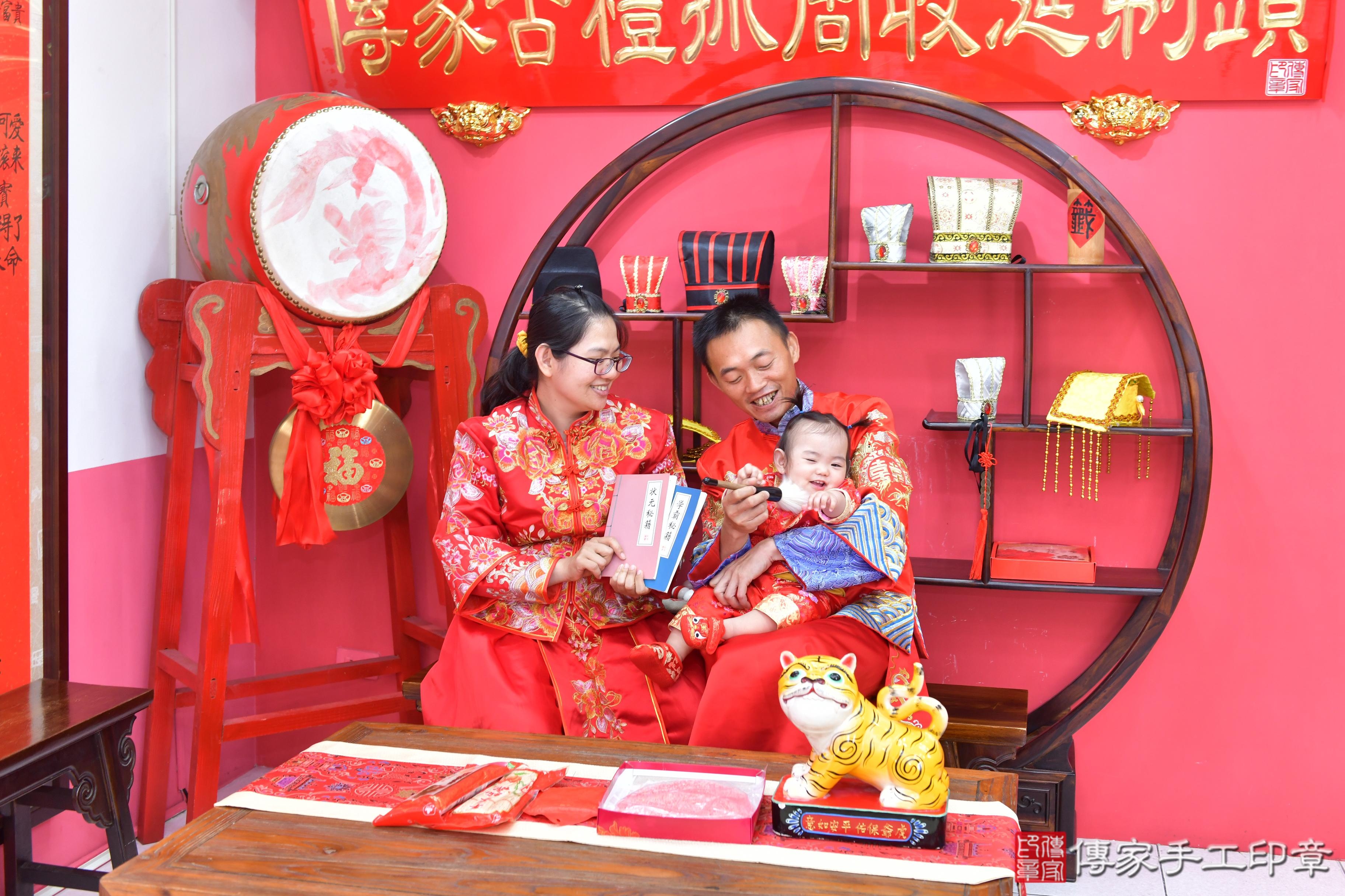 傳家手工印章台中店、抓周、度脺、美式風會場、傳家嬰兒古禮、吉祥話、抓周道具物品24種、拍照。抓周證書。寶寶抓周、滿周歲、生日快樂、祝福