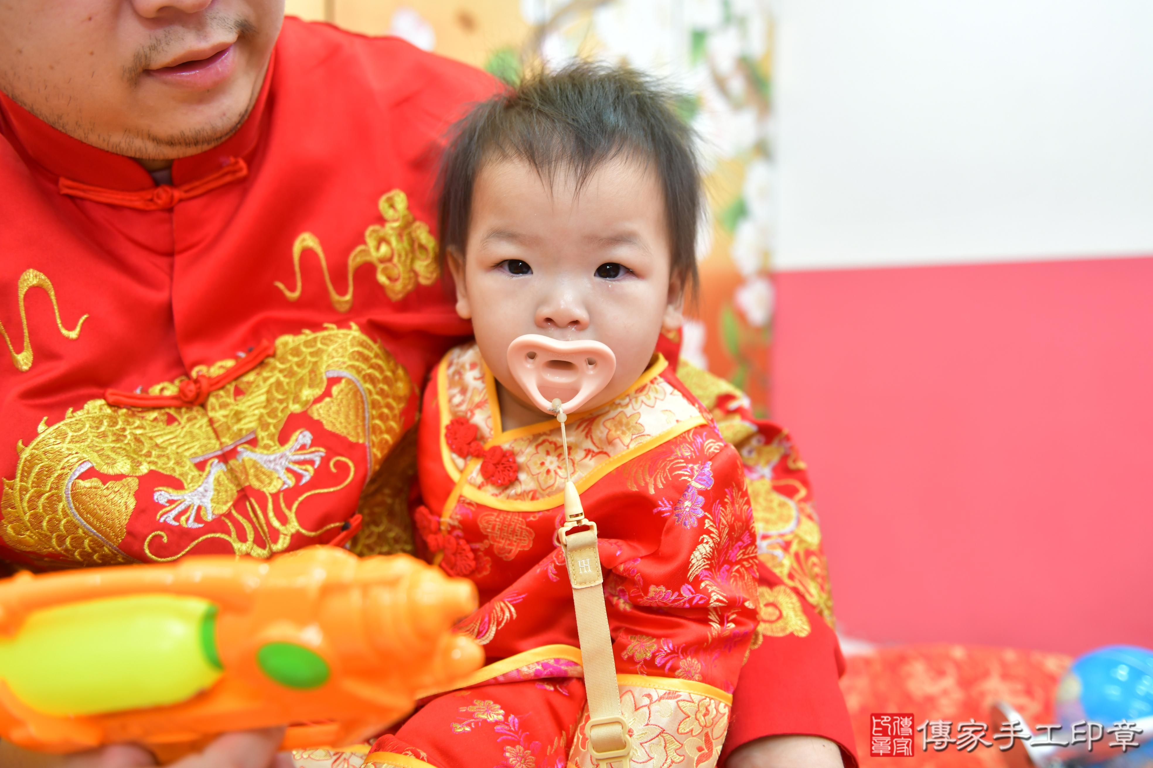 傳家手工印章台中店、抓周、度脺、美式風會場、傳家嬰兒古禮、吉祥話、抓周道具物品24種、拍照。抓周證書。寶寶抓周、滿周歲、生日快樂、祝福