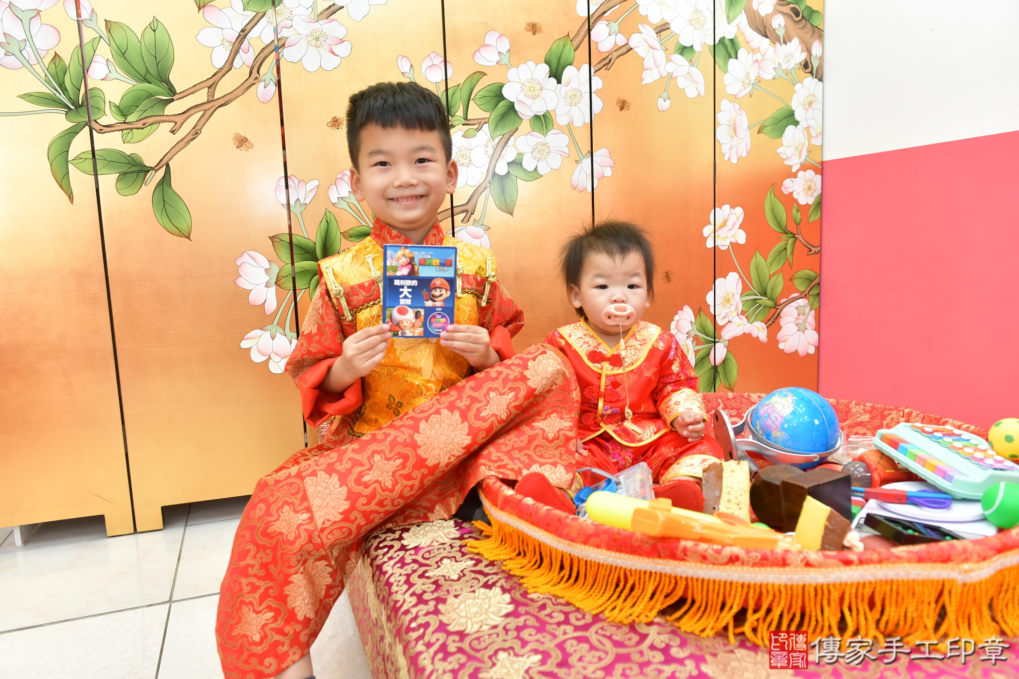 傳家手工印章台中店、抓周、度脺、美式風會場、傳家嬰兒古禮、吉祥話、抓周道具物品24種、拍照。抓周證書。寶寶抓周、滿周歲、生日快樂、祝福