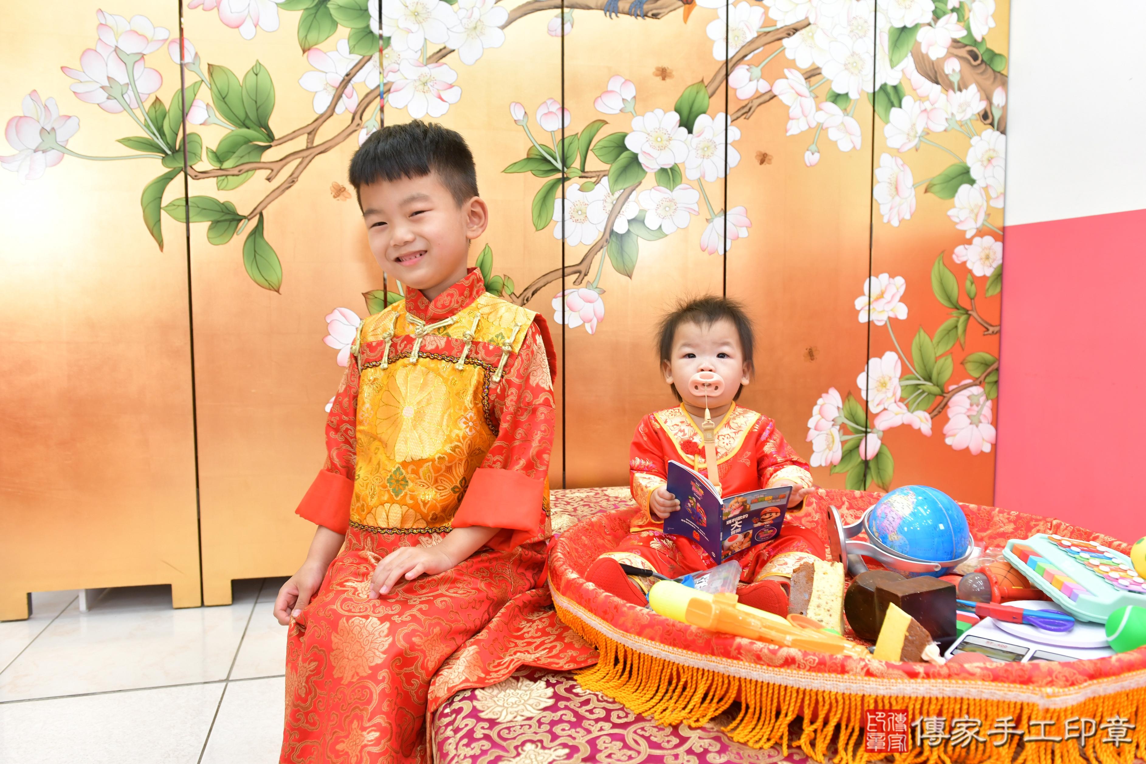 傳家手工印章台中店、抓周、度脺、美式風會場、傳家嬰兒古禮、吉祥話、抓周道具物品24種、拍照。抓周證書。寶寶抓周、滿周歲、生日快樂、祝福