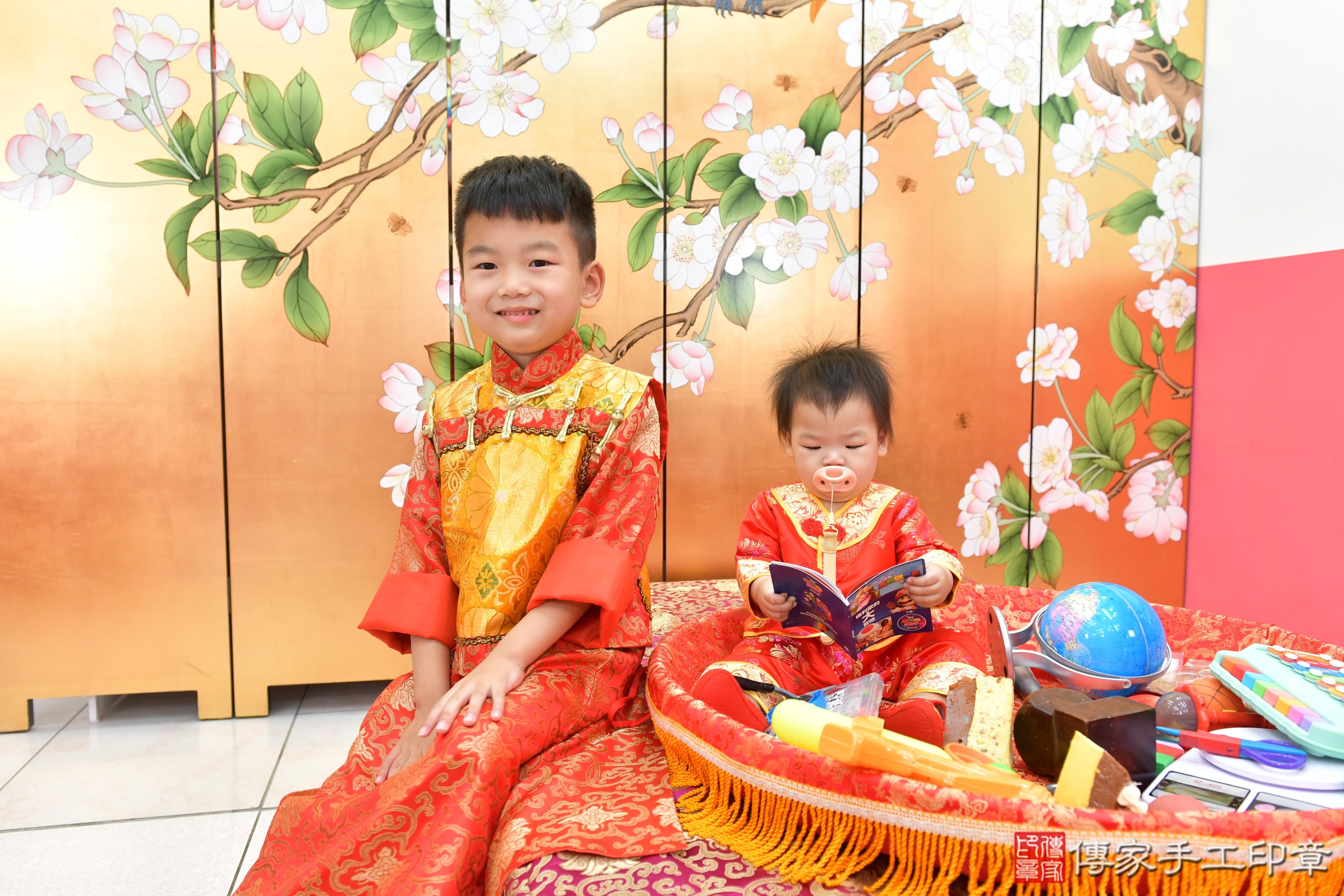 傳家手工印章台中店、抓周、度脺、美式風會場、傳家嬰兒古禮、吉祥話、抓周道具物品24種、拍照。抓周證書。寶寶抓周、滿周歲、生日快樂、祝福