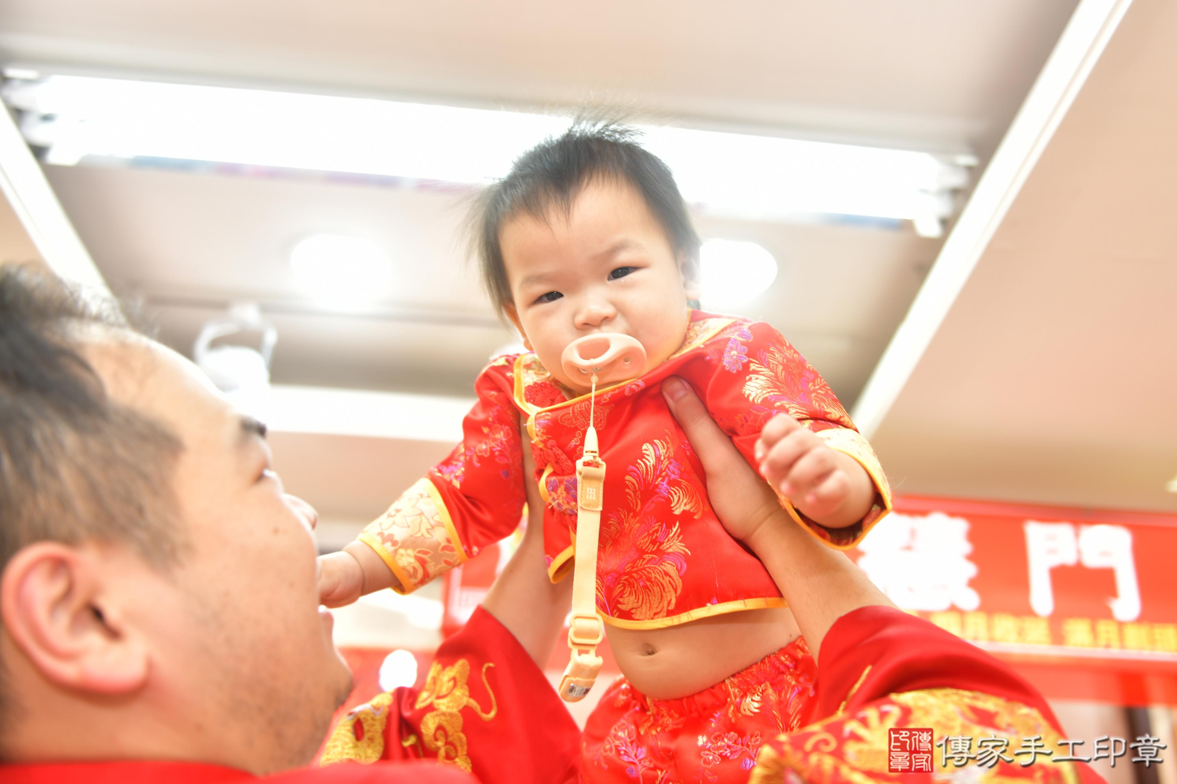 傳家手工印章台中店、抓周、度脺、美式風會場、傳家嬰兒古禮、吉祥話、抓周道具物品24種、拍照。抓周證書。寶寶抓周、滿周歲、生日快樂、祝福