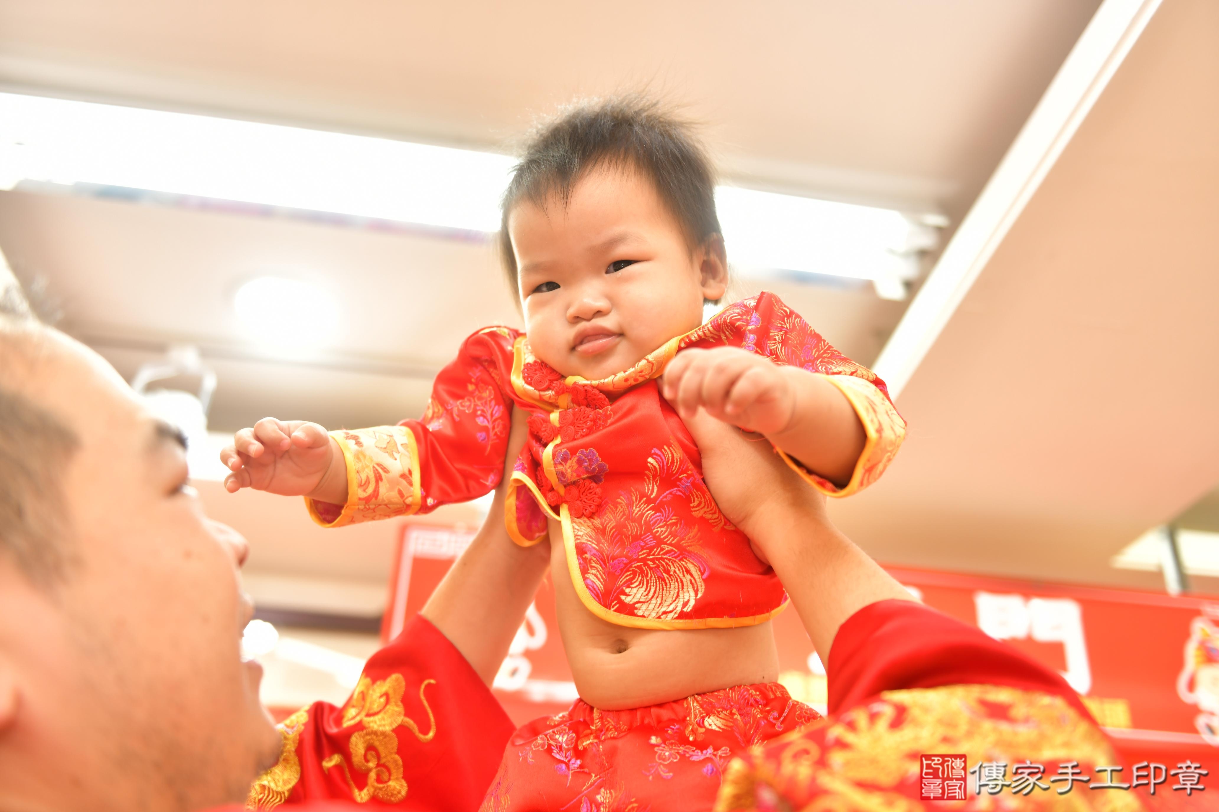傳家手工印章台中店、抓周、度脺、美式風會場、傳家嬰兒古禮、吉祥話、抓周道具物品24種、拍照。抓周證書。寶寶抓周、滿周歲、生日快樂、祝福