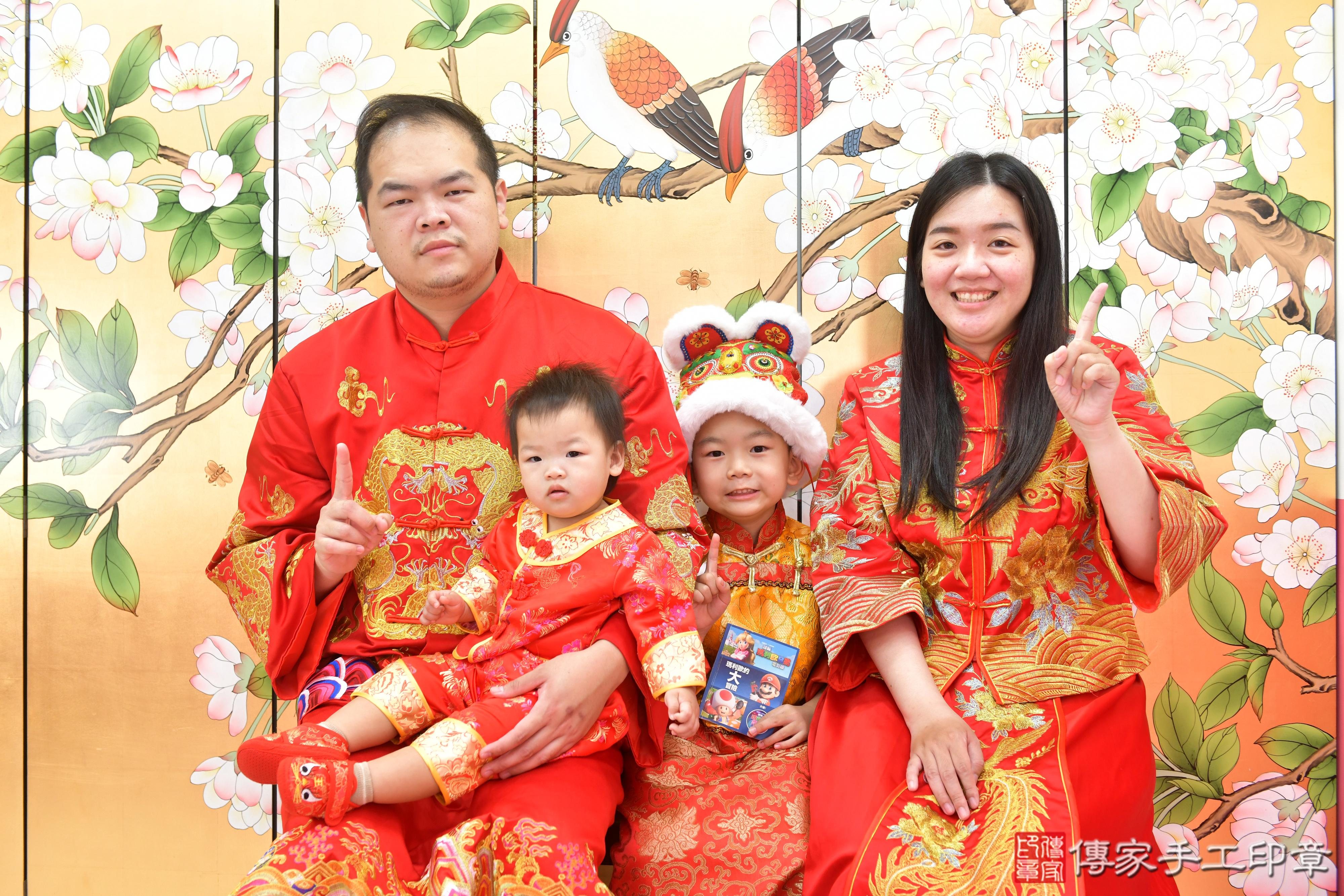 傳家手工印章台中店、抓周、度脺、美式風會場、傳家嬰兒古禮、吉祥話、抓周道具物品24種、拍照。抓周證書。寶寶抓周、滿周歲、生日快樂、祝福