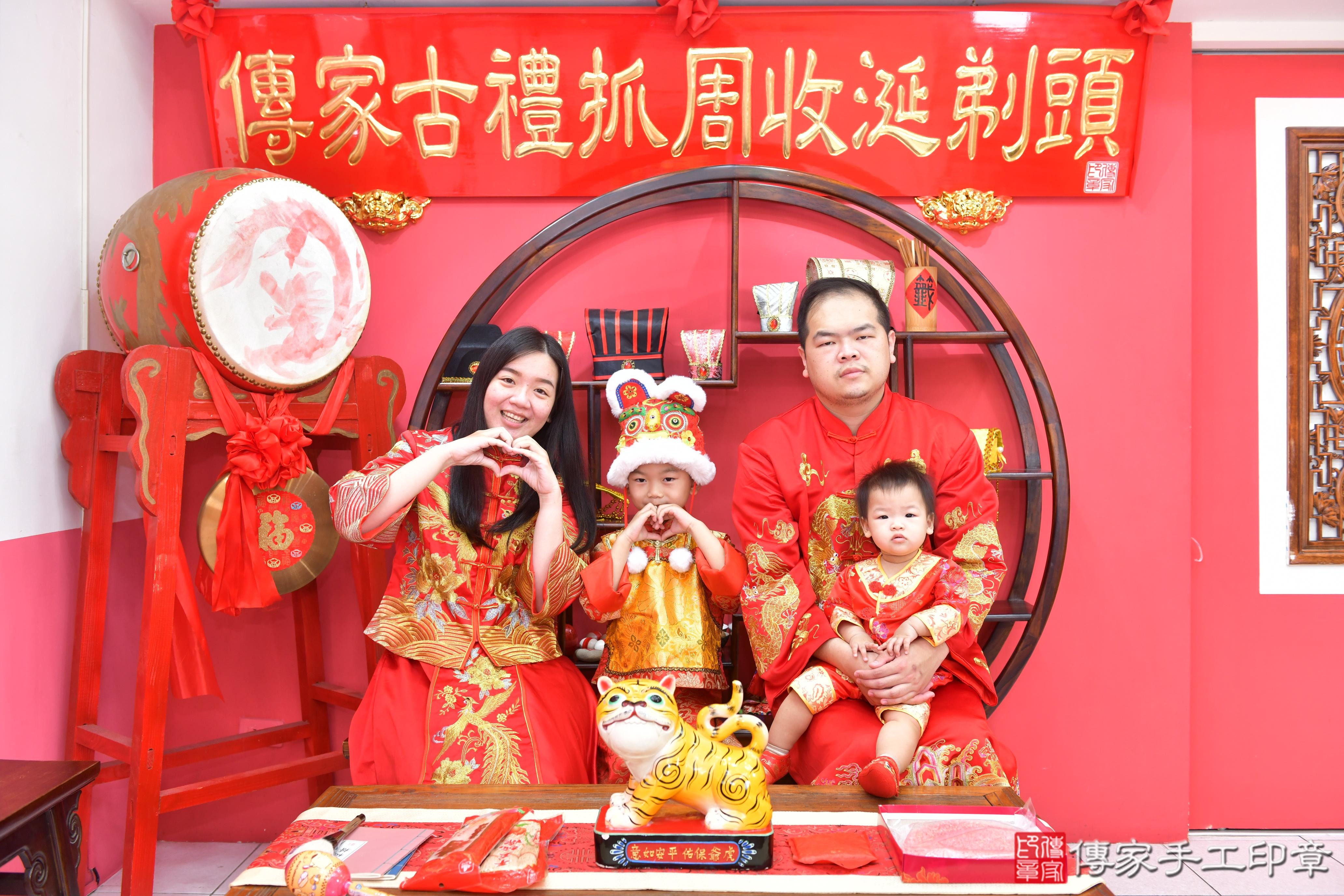 傳家手工印章台中店、抓周、度脺、美式風會場、傳家嬰兒古禮、吉祥話、抓周道具物品24種、拍照。抓周證書。寶寶抓周、滿周歲、生日快樂、祝福