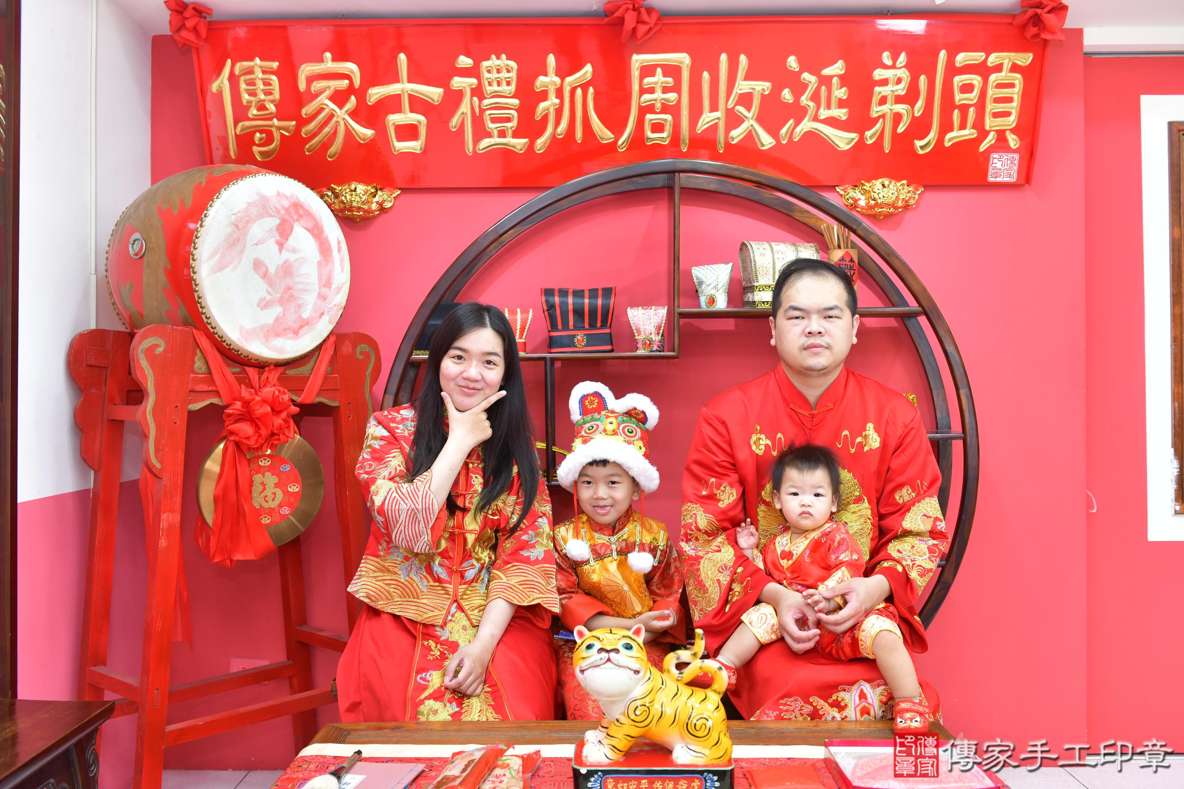 傳家手工印章台中店、抓周、度脺、美式風會場、傳家嬰兒古禮、吉祥話、抓周道具物品24種、拍照。抓周證書。寶寶抓周、滿周歲、生日快樂、祝福