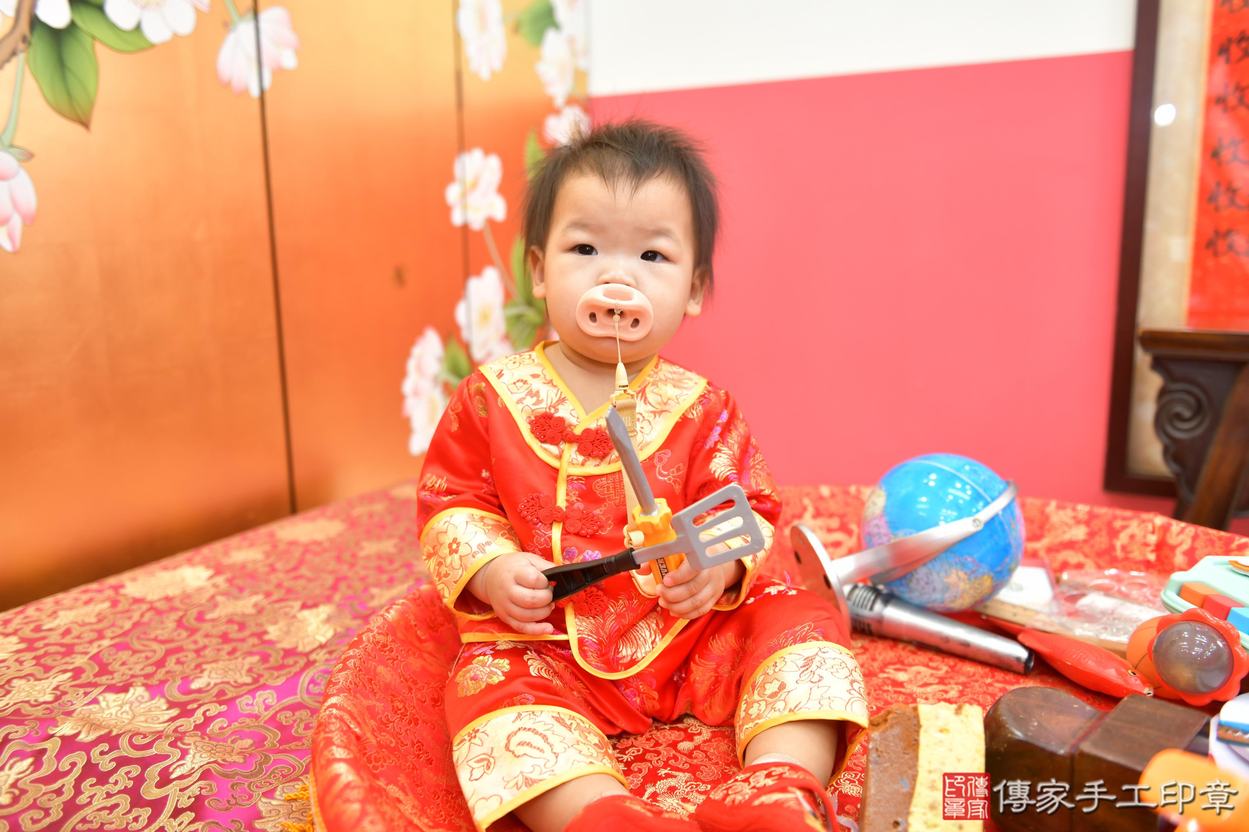 傳家手工印章台中店、抓周、度脺、美式風會場、傳家嬰兒古禮、吉祥話、抓周道具物品24種、拍照。抓周證書。寶寶抓周、滿周歲、生日快樂、祝福