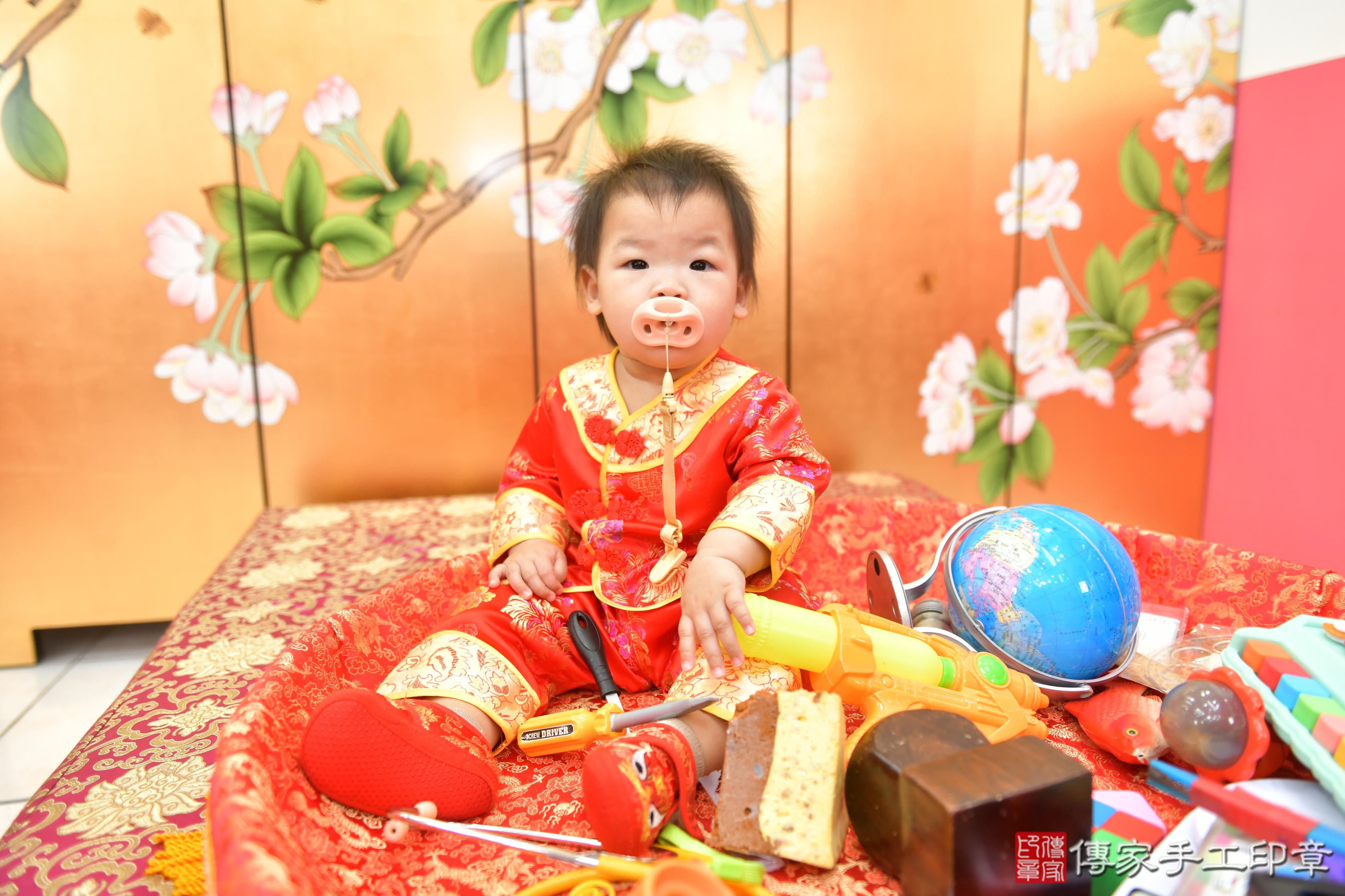 傳家手工印章台中店、抓周、度脺、美式風會場、傳家嬰兒古禮、吉祥話、抓周道具物品24種、拍照。抓周證書。寶寶抓周、滿周歲、生日快樂、祝福