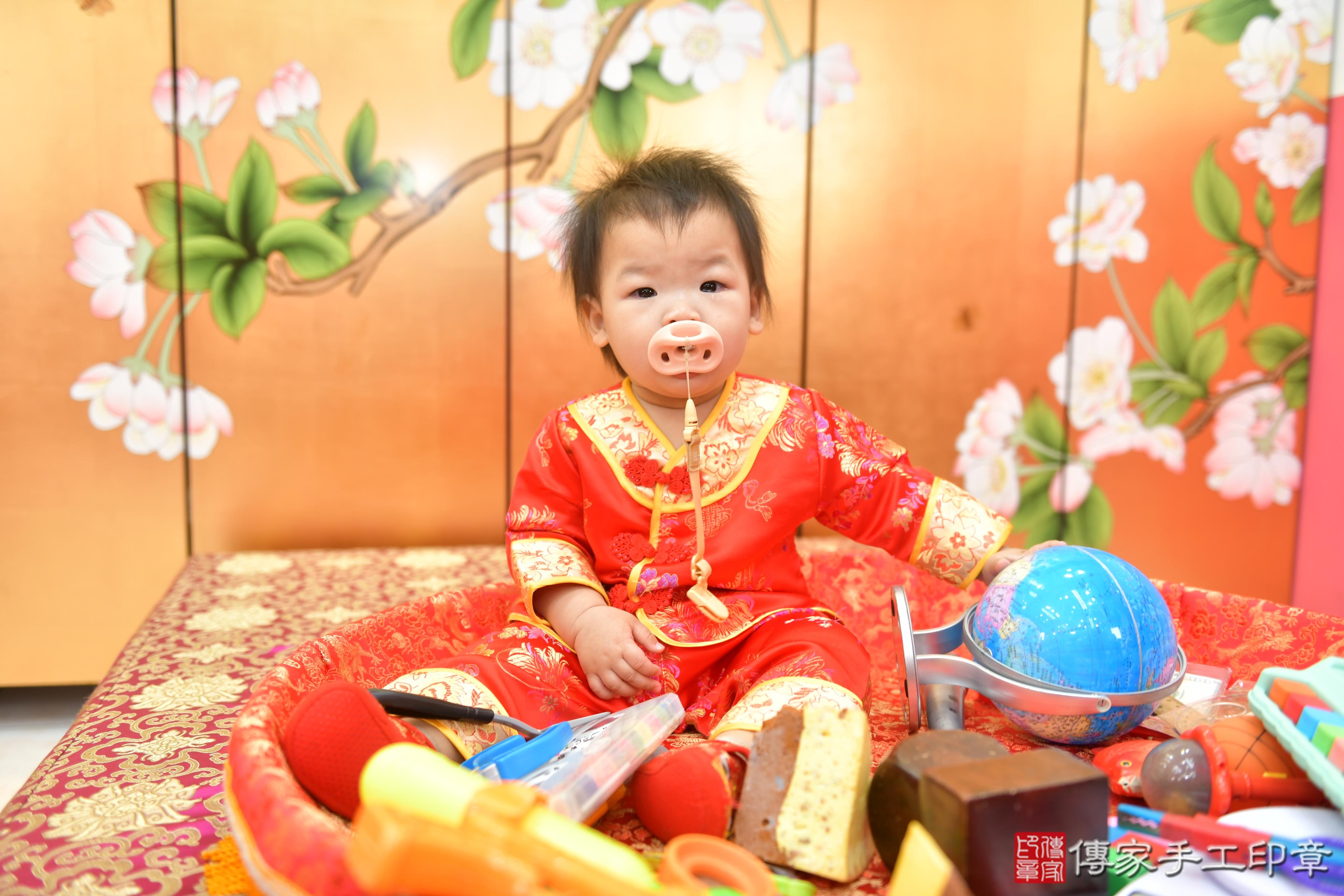 傳家手工印章台中店、抓周、度脺、美式風會場、傳家嬰兒古禮、吉祥話、抓周道具物品24種、拍照。抓周證書。寶寶抓周、滿周歲、生日快樂、祝福