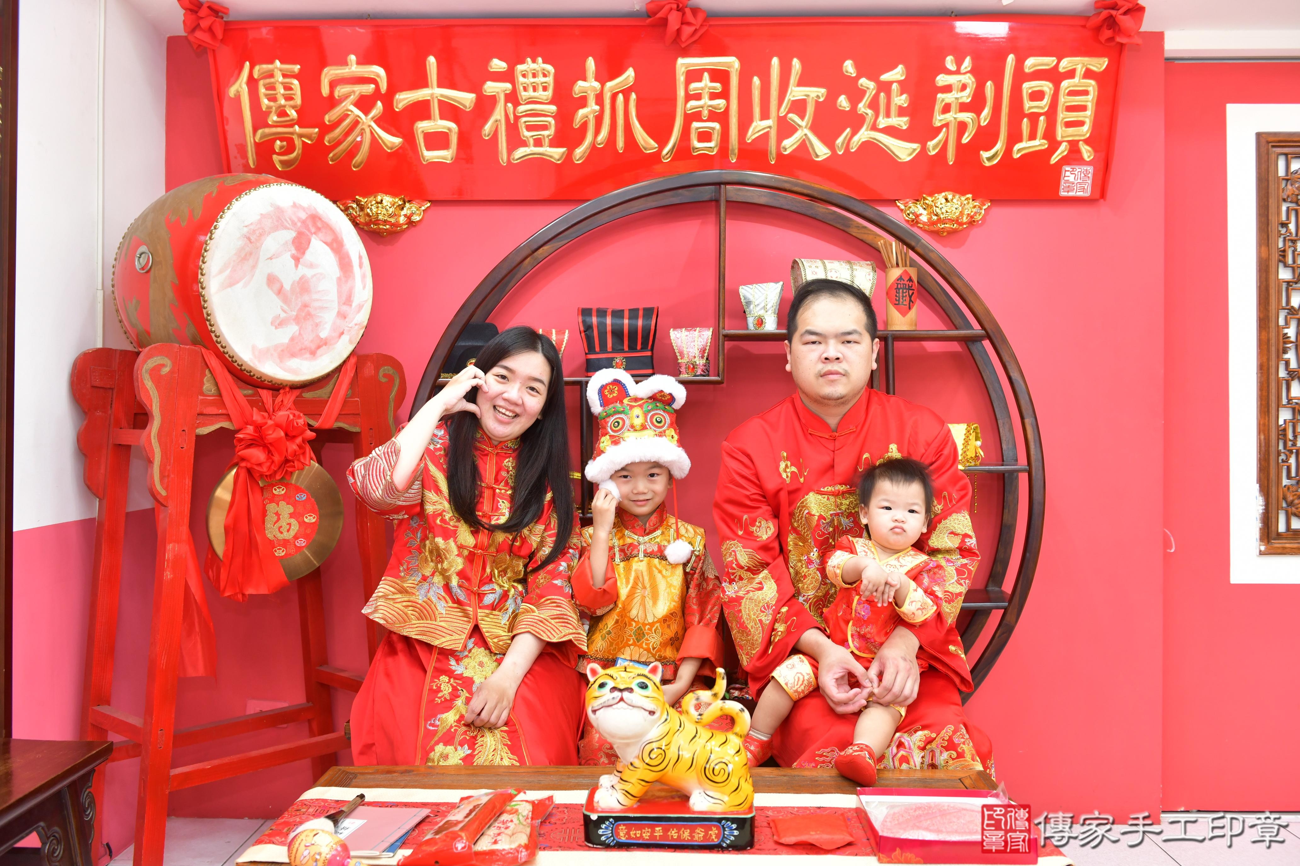 傳家手工印章台中店、抓周、度脺、美式風會場、傳家嬰兒古禮、吉祥話、抓周道具物品24種、拍照。抓周證書。寶寶抓周、滿周歲、生日快樂、祝福