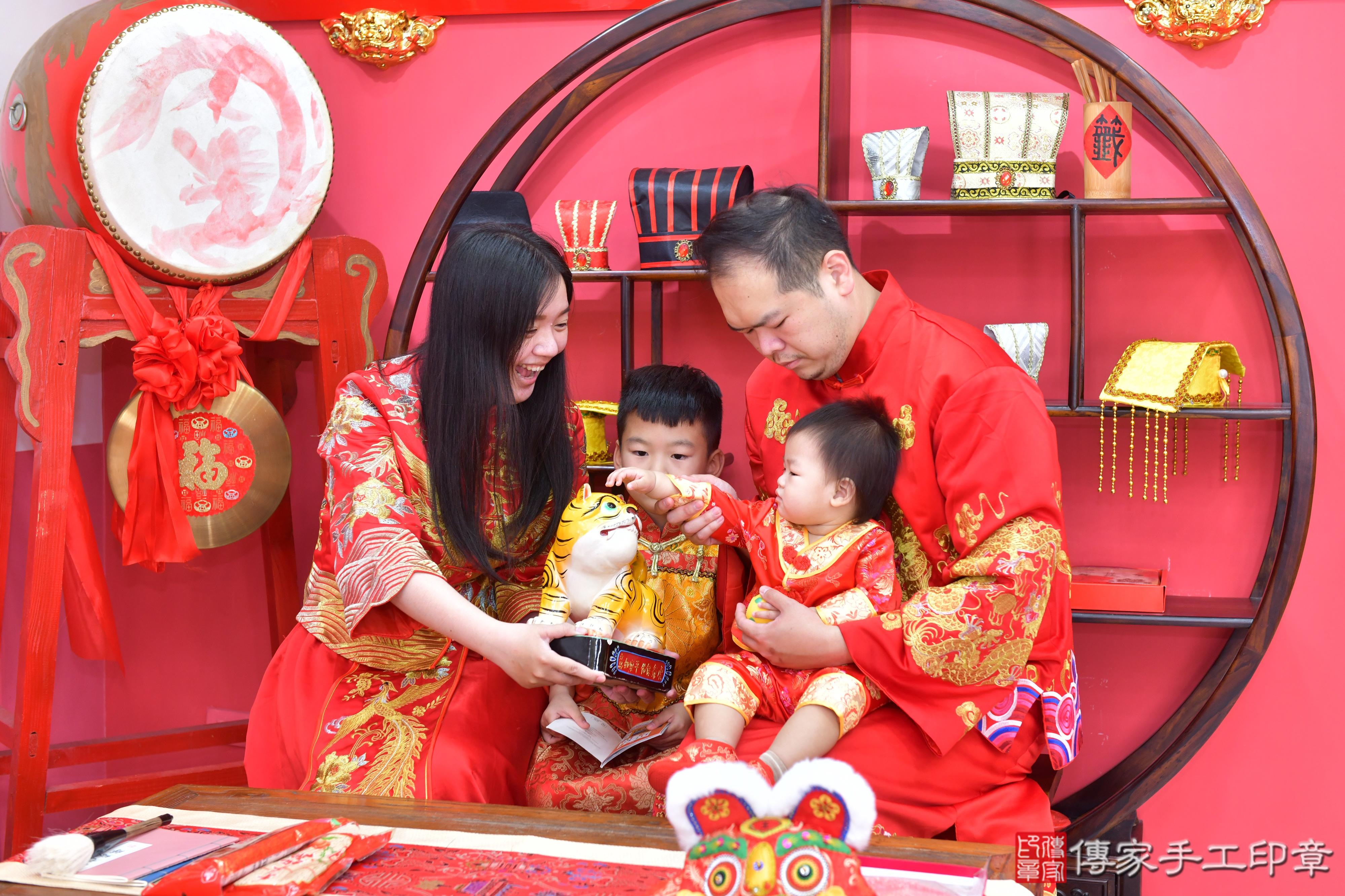 傳家手工印章台中店、抓周、度脺、美式風會場、傳家嬰兒古禮、吉祥話、抓周道具物品24種、拍照。抓周證書。寶寶抓周、滿周歲、生日快樂、祝福