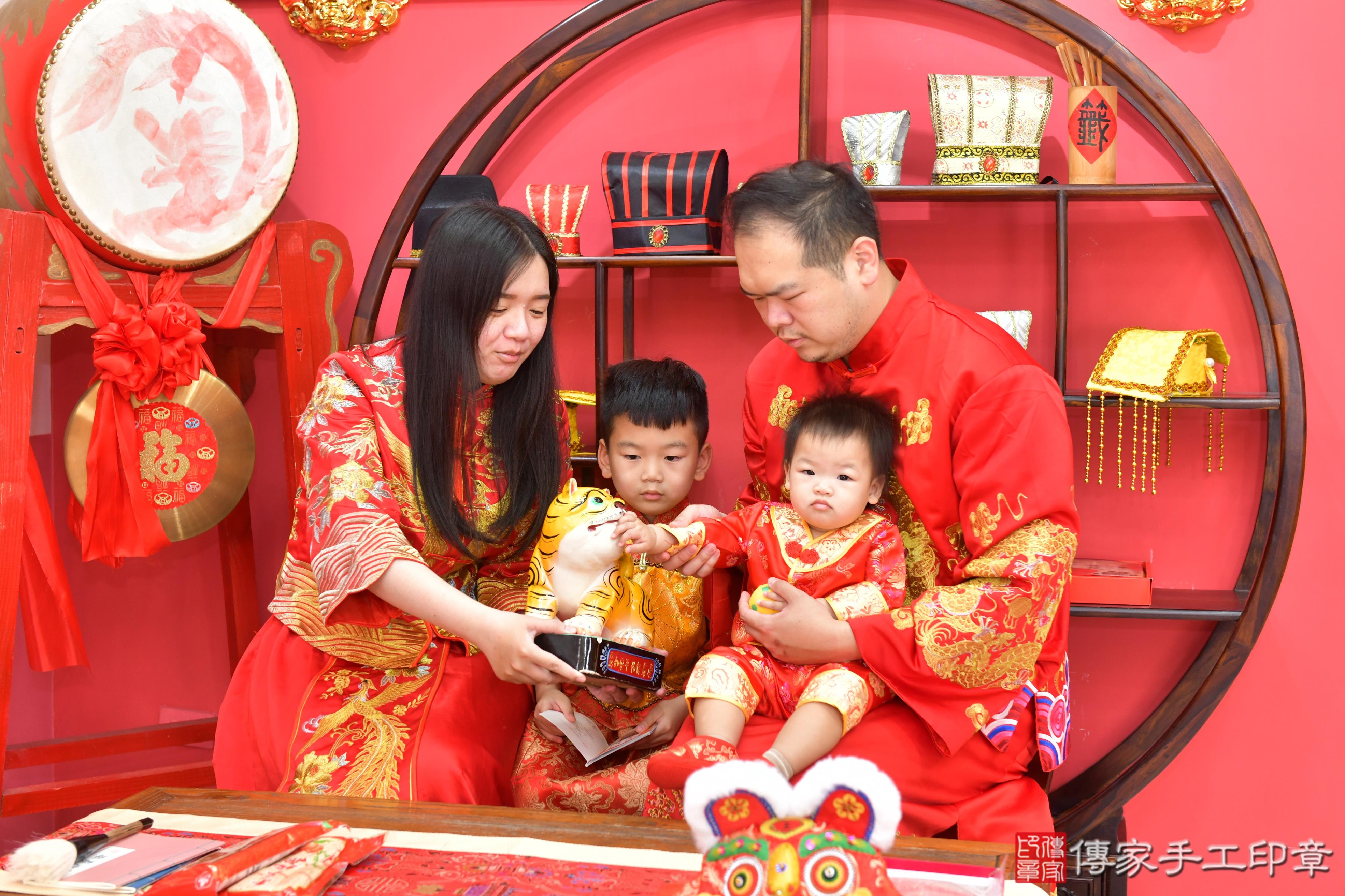 傳家手工印章台中店、抓周、度脺、美式風會場、傳家嬰兒古禮、吉祥話、抓周道具物品24種、拍照。抓周證書。寶寶抓周、滿周歲、生日快樂、祝福