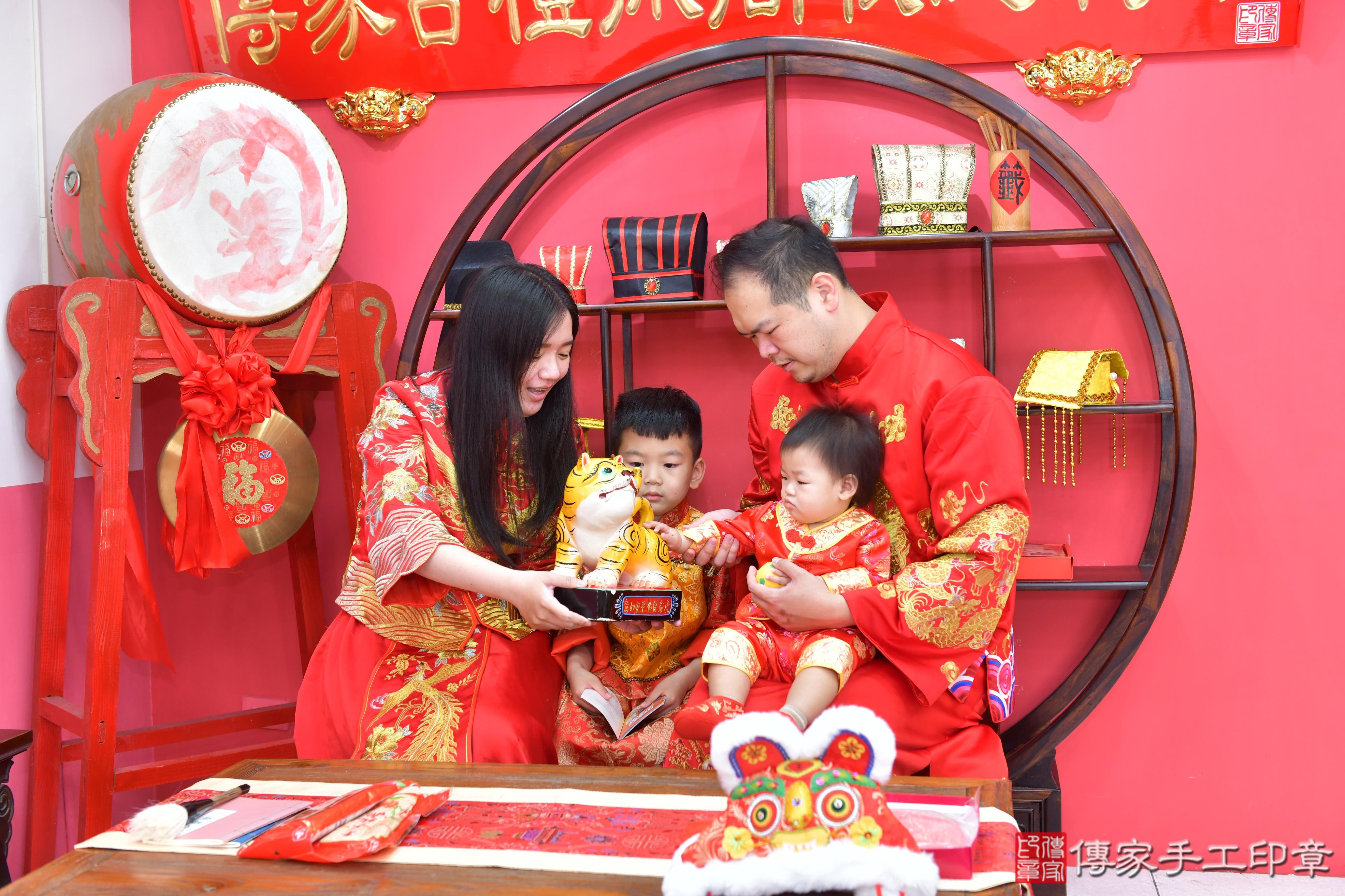 傳家手工印章台中店、抓周、度脺、美式風會場、傳家嬰兒古禮、吉祥話、抓周道具物品24種、拍照。抓周證書。寶寶抓周、滿周歲、生日快樂、祝福