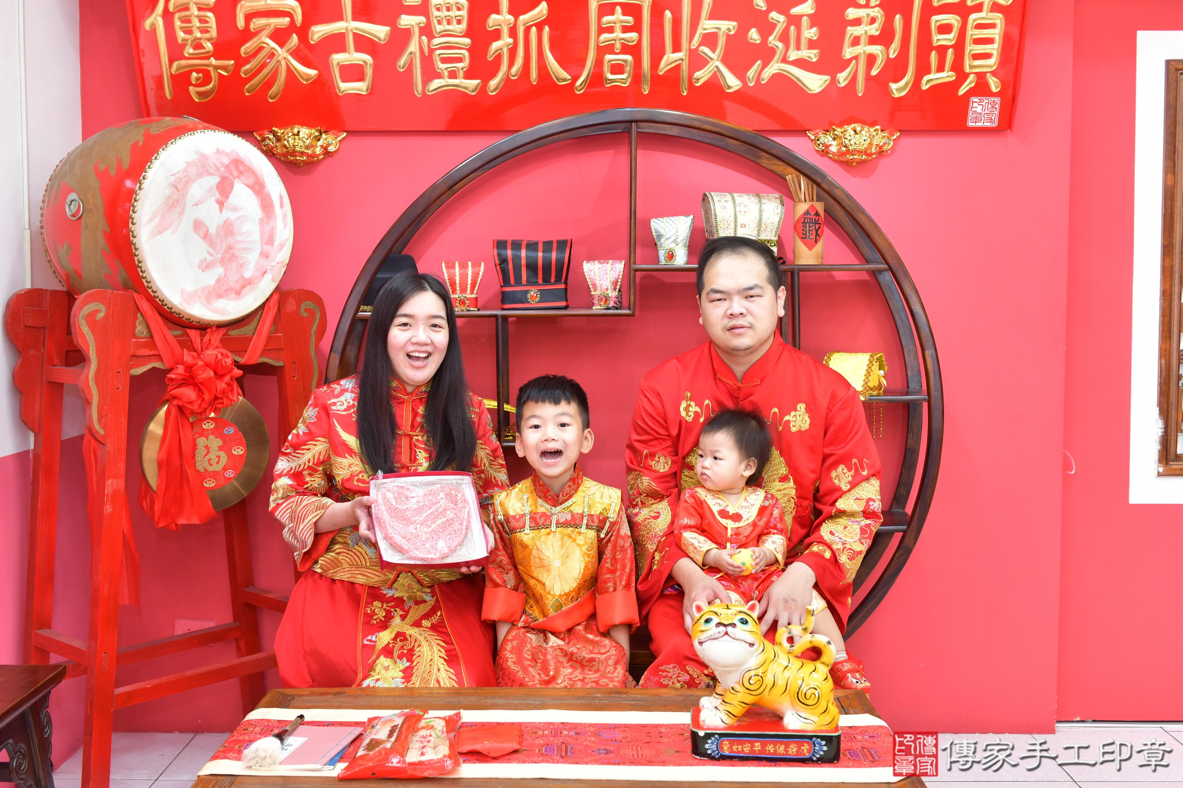 傳家手工印章台中店、抓周、度脺、美式風會場、傳家嬰兒古禮、吉祥話、抓周道具物品24種、拍照。抓周證書。寶寶抓周、滿周歲、生日快樂、祝福