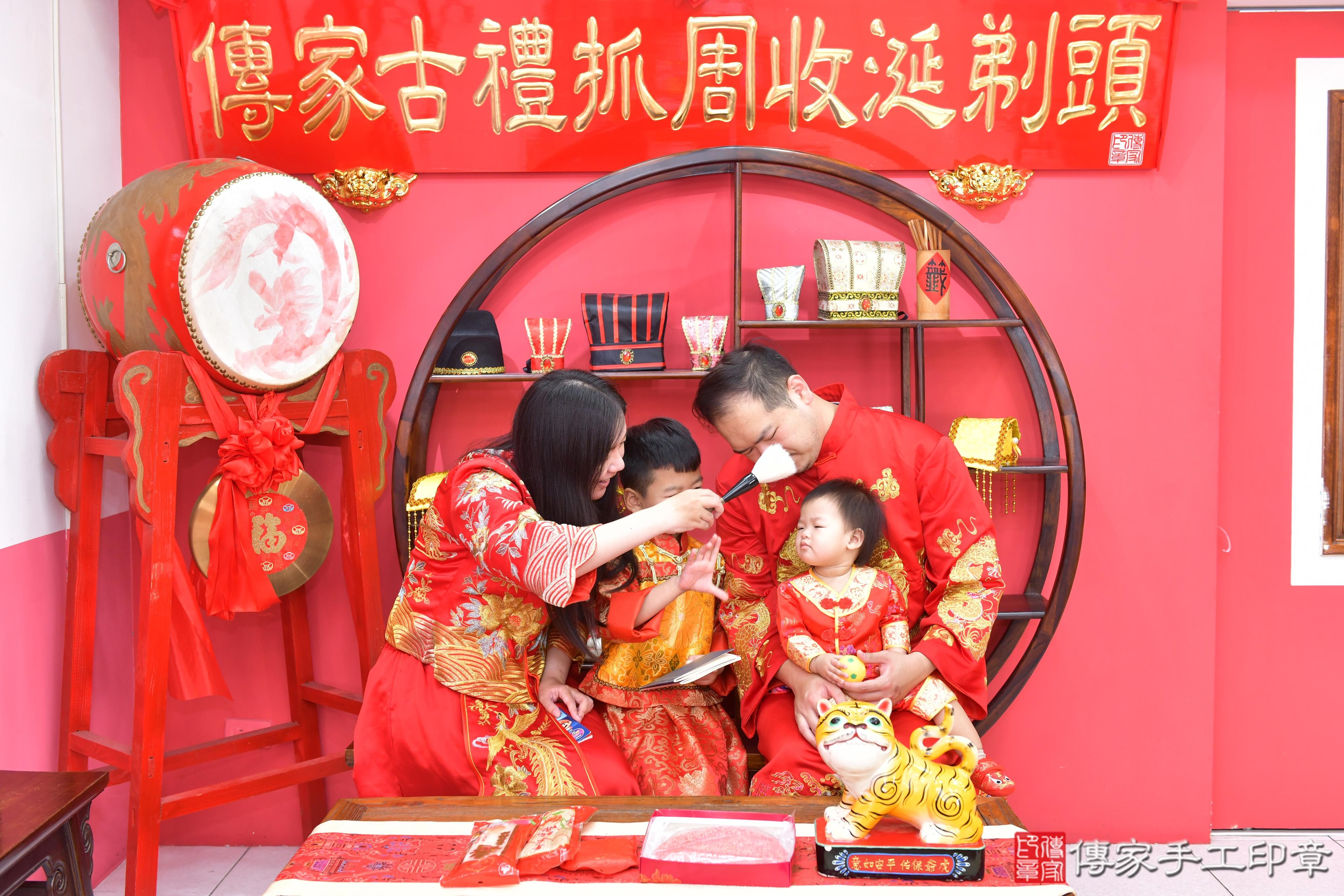 傳家手工印章台中店、抓周、度脺、美式風會場、傳家嬰兒古禮、吉祥話、抓周道具物品24種、拍照。抓周證書。寶寶抓周、滿周歲、生日快樂、祝福