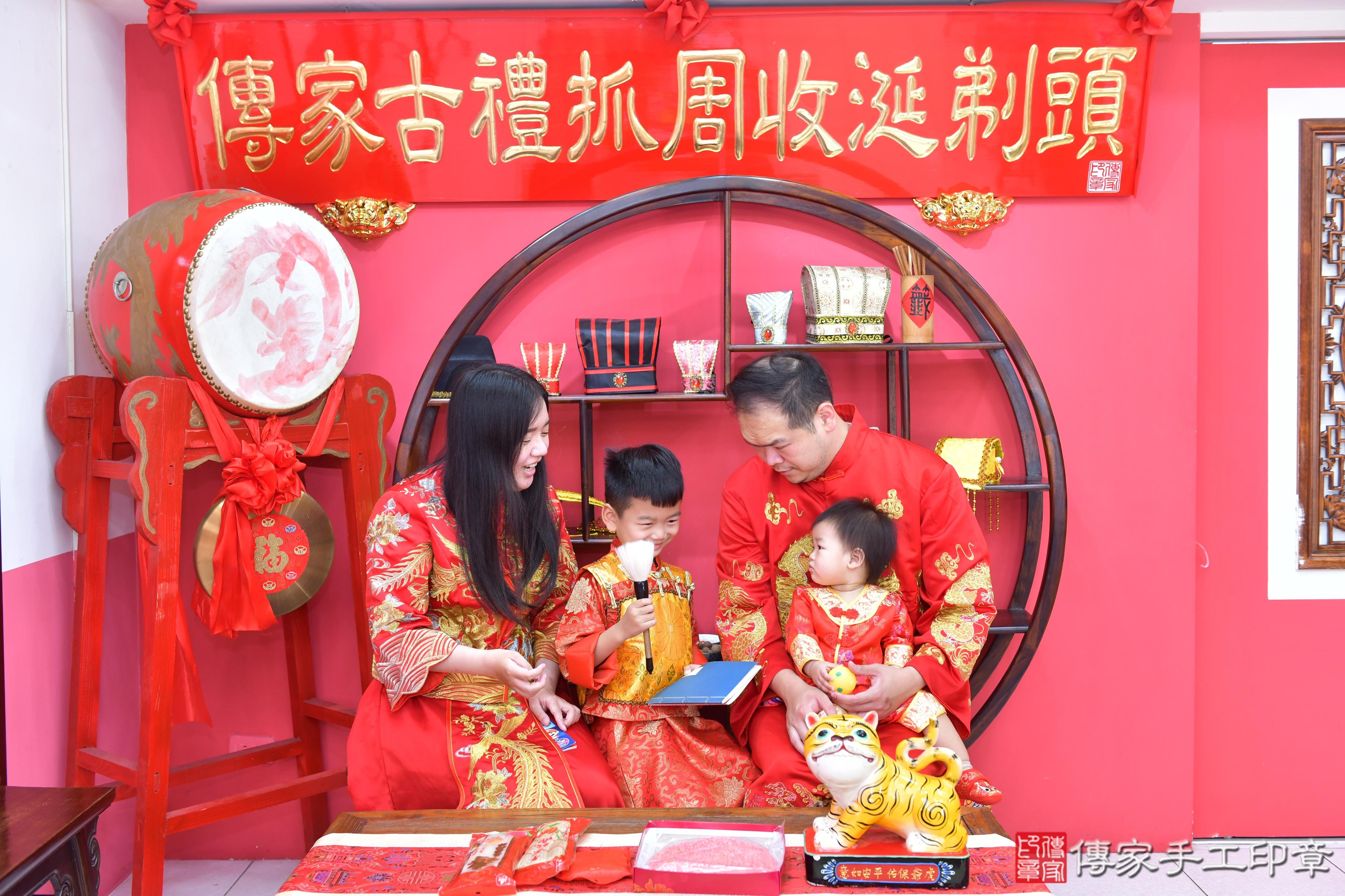 傳家手工印章台中店、抓周、度脺、美式風會場、傳家嬰兒古禮、吉祥話、抓周道具物品24種、拍照。抓周證書。寶寶抓周、滿周歲、生日快樂、祝福