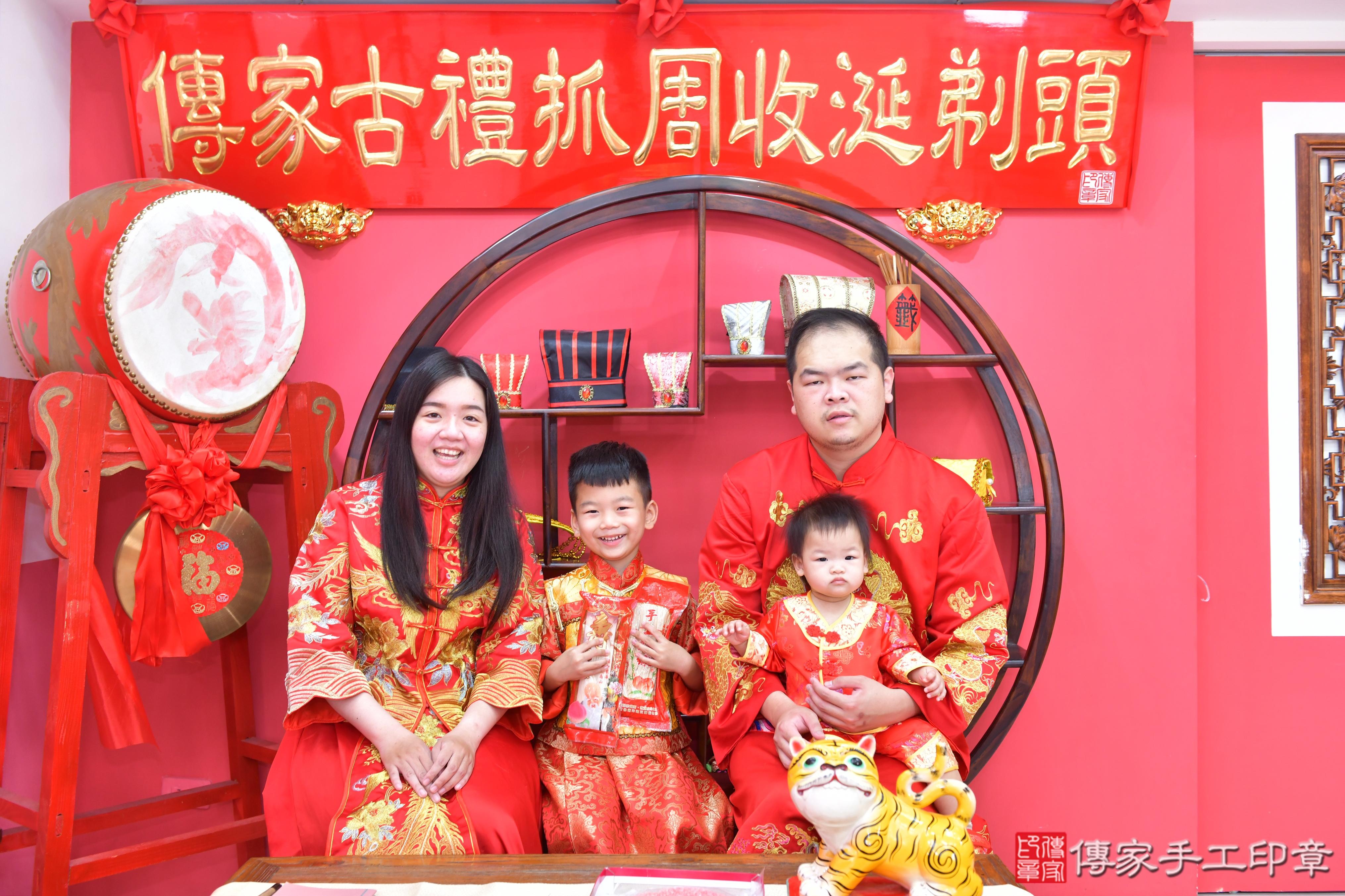 傳家手工印章台中店、抓周、度脺、美式風會場、傳家嬰兒古禮、吉祥話、抓周道具物品24種、拍照。抓周證書。寶寶抓周、滿周歲、生日快樂、祝福
