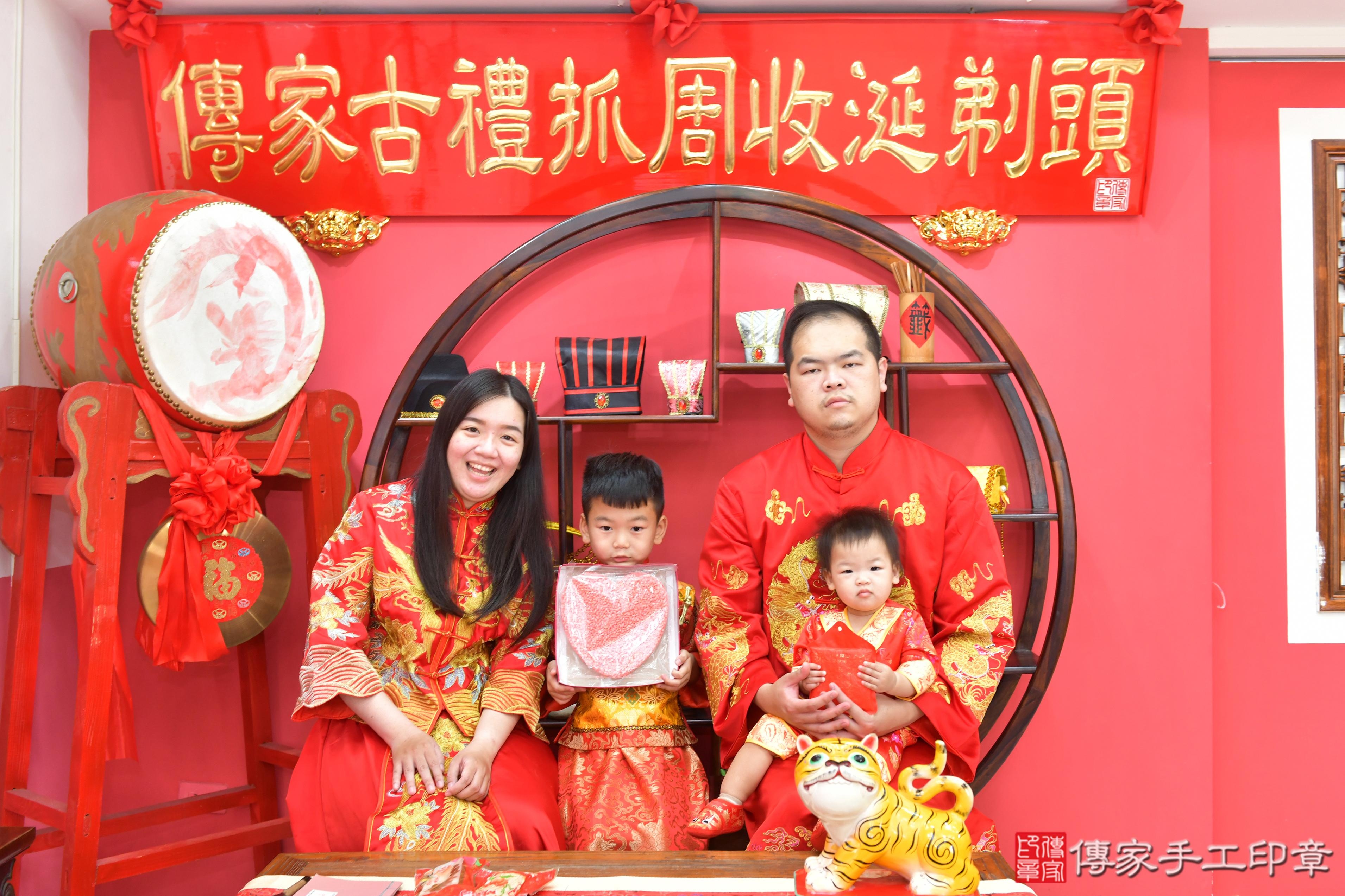 傳家手工印章台中店、抓周、度脺、美式風會場、傳家嬰兒古禮、吉祥話、抓周道具物品24種、拍照。抓周證書。寶寶抓周、滿周歲、生日快樂、祝福