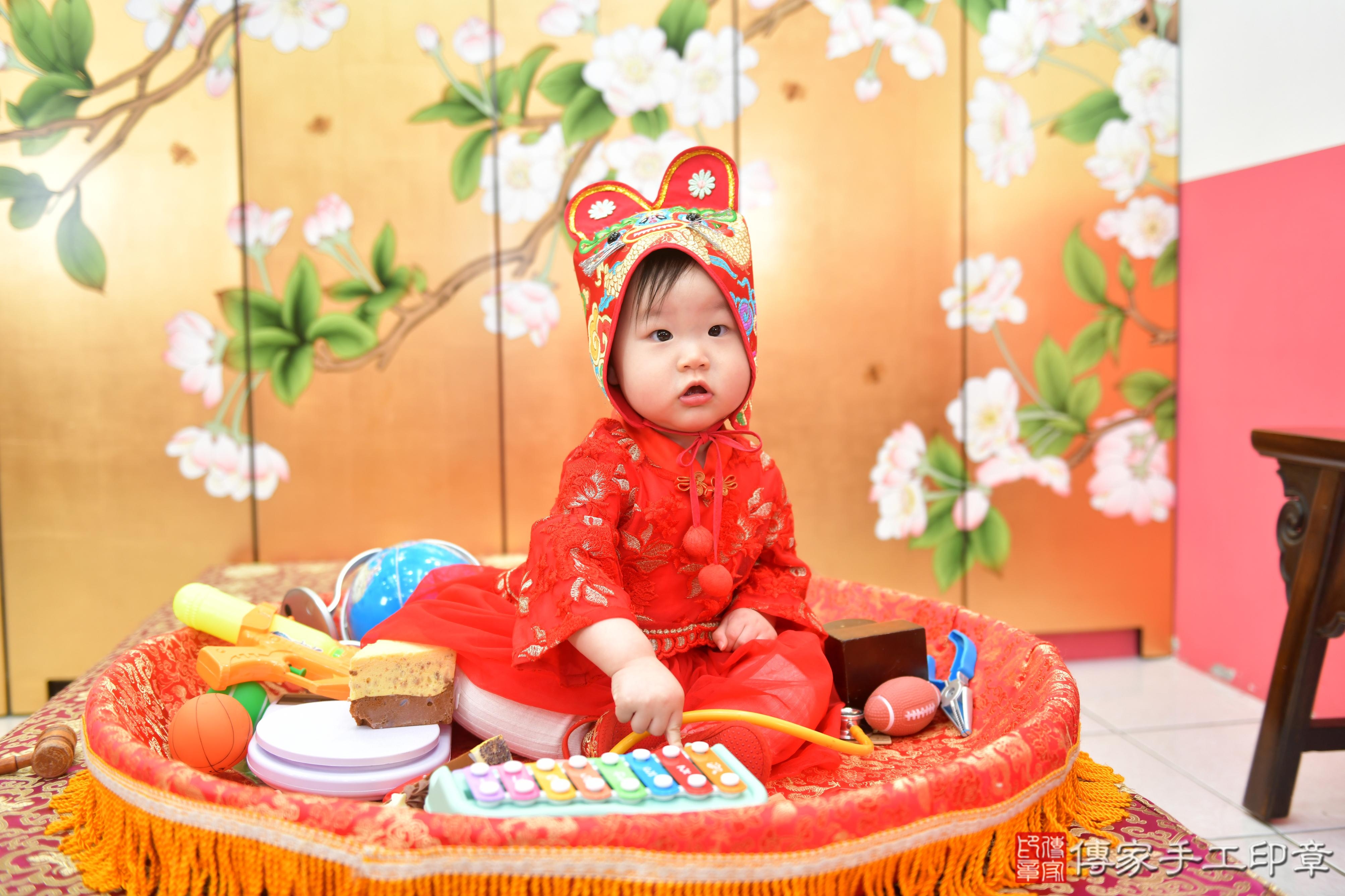 傳家手工印章台中店、抓周、度脺、美式風會場、傳家嬰兒古禮、吉祥話、抓周道具物品24種、拍照。抓周證書。寶寶抓周、滿周歲、生日快樂、祝福 傳家手工印章台中店、抓周、度脺、美式風會場、傳家嬰兒古禮、吉祥話、抓周道具物品24種、拍照。抓周證書。寶寶抓周、滿周歲、生日快樂、祝福