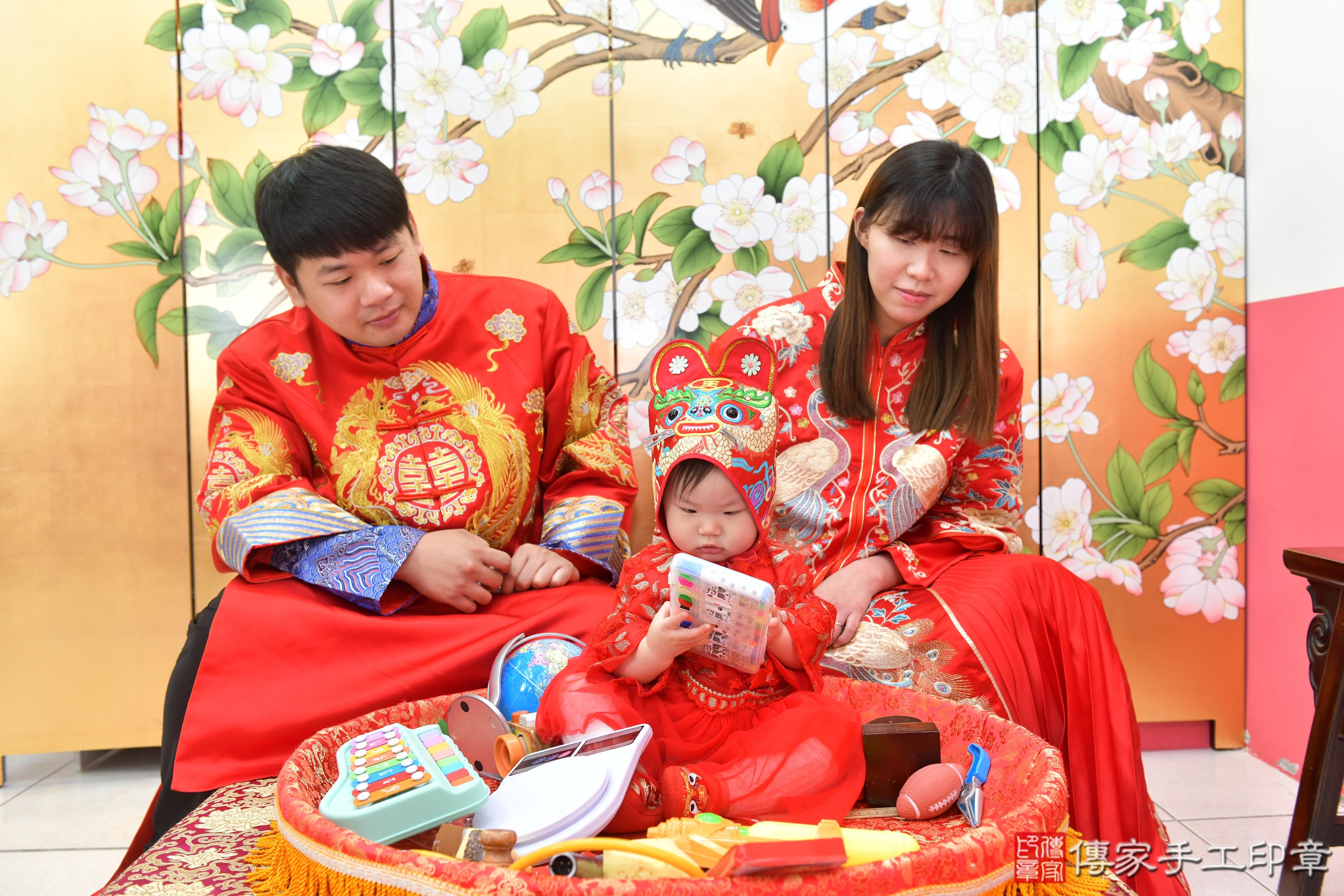傳家手工印章台中店、抓周、度脺、美式風會場、傳家嬰兒古禮、吉祥話、抓周道具物品24種、拍照。抓周證書。寶寶抓周、滿周歲、生日快樂、祝福 傳家手工印章台中店、抓周、度脺、美式風會場、傳家嬰兒古禮、吉祥話、抓周道具物品24種、拍照。抓周證書。寶寶抓周、滿周歲、生日快樂、祝福