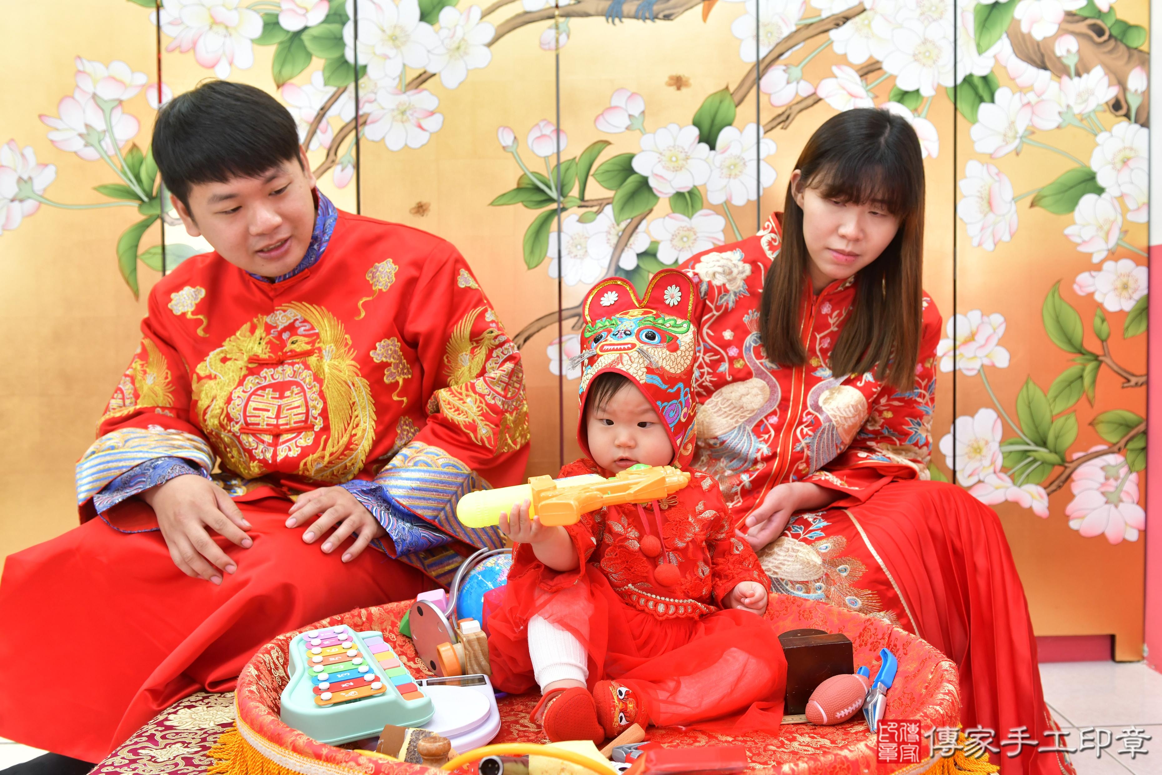 傳家手工印章台中店、抓周、度脺、美式風會場、傳家嬰兒古禮、吉祥話、抓周道具物品24種、拍照。抓周證書。寶寶抓周、滿周歲、生日快樂、祝福 傳家手工印章台中店、抓周、度脺、美式風會場、傳家嬰兒古禮、吉祥話、抓周道具物品24種、拍照。抓周證書。寶寶抓周、滿周歲、生日快樂、祝福