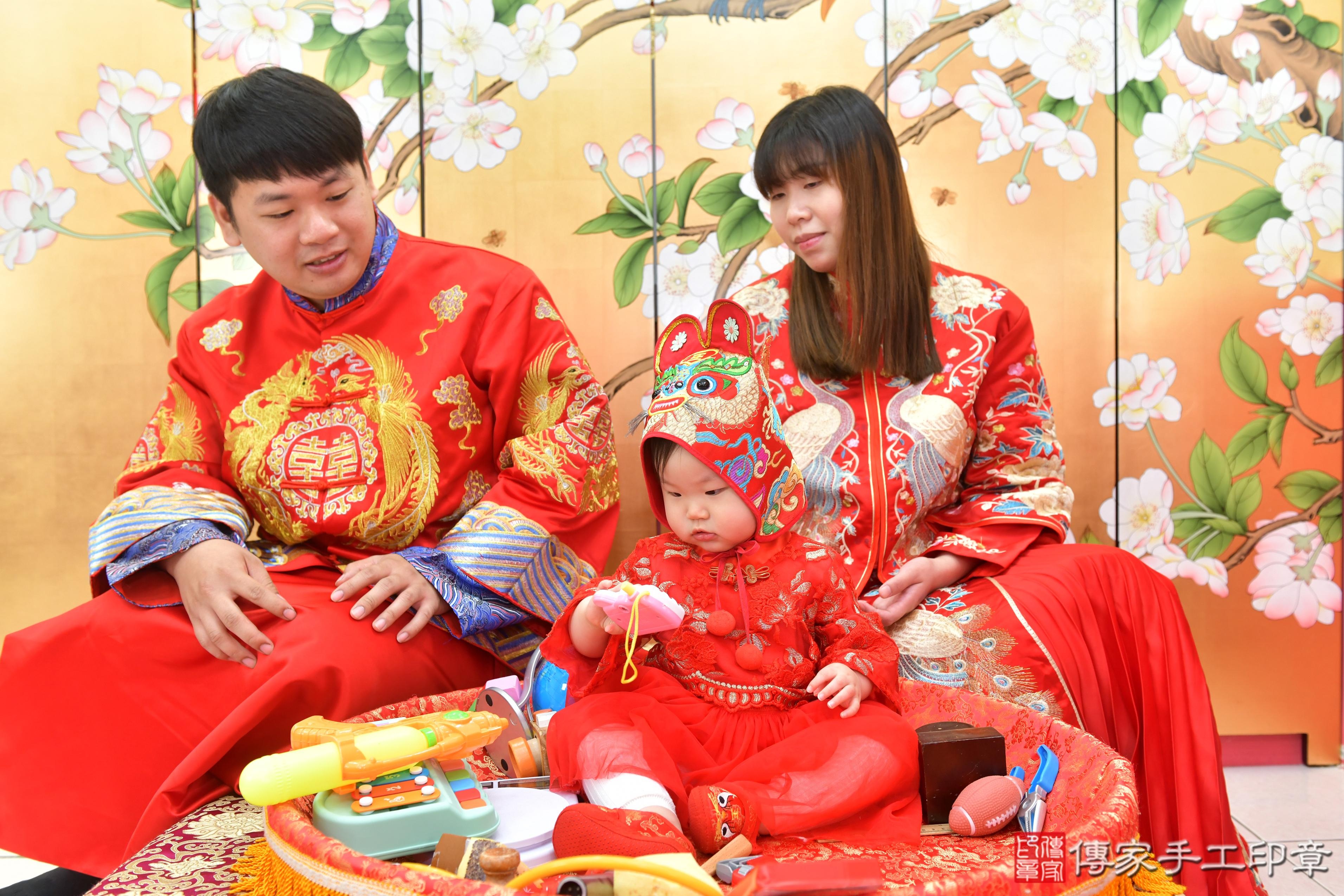 傳家手工印章台中店、抓周、度脺、美式風會場、傳家嬰兒古禮、吉祥話、抓周道具物品24種、拍照。抓周證書。寶寶抓周、滿周歲、生日快樂、祝福 傳家手工印章台中店、抓周、度脺、美式風會場、傳家嬰兒古禮、吉祥話、抓周道具物品24種、拍照。抓周證書。寶寶抓周、滿周歲、生日快樂、祝福