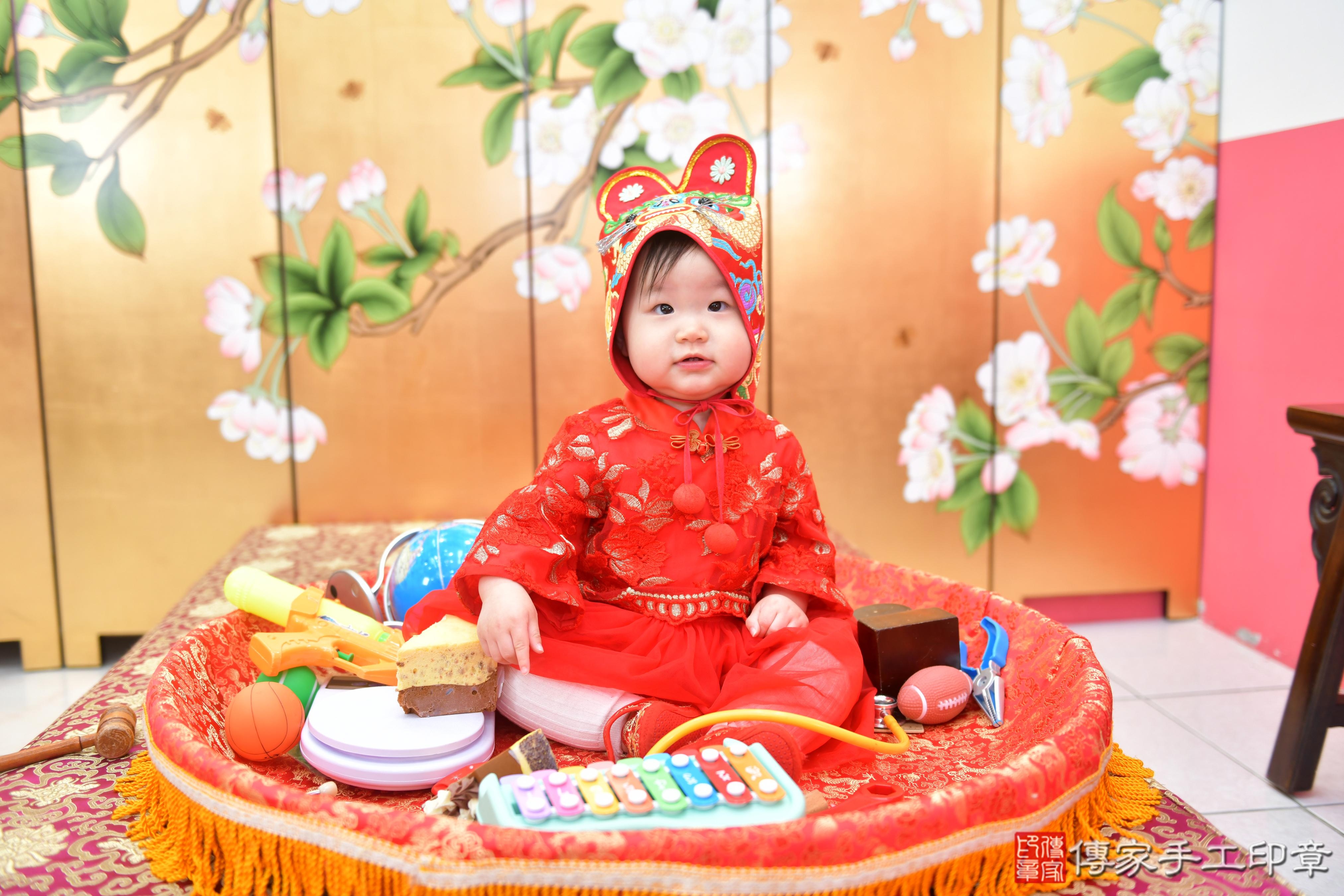 傳家手工印章台中店、抓周、度脺、美式風會場、傳家嬰兒古禮、吉祥話、抓周道具物品24種、拍照。抓周證書。寶寶抓周、滿周歲、生日快樂、祝福 傳家手工印章台中店、抓周、度脺、美式風會場、傳家嬰兒古禮、吉祥話、抓周道具物品24種、拍照。抓周證書。寶寶抓周、滿周歲、生日快樂、祝福