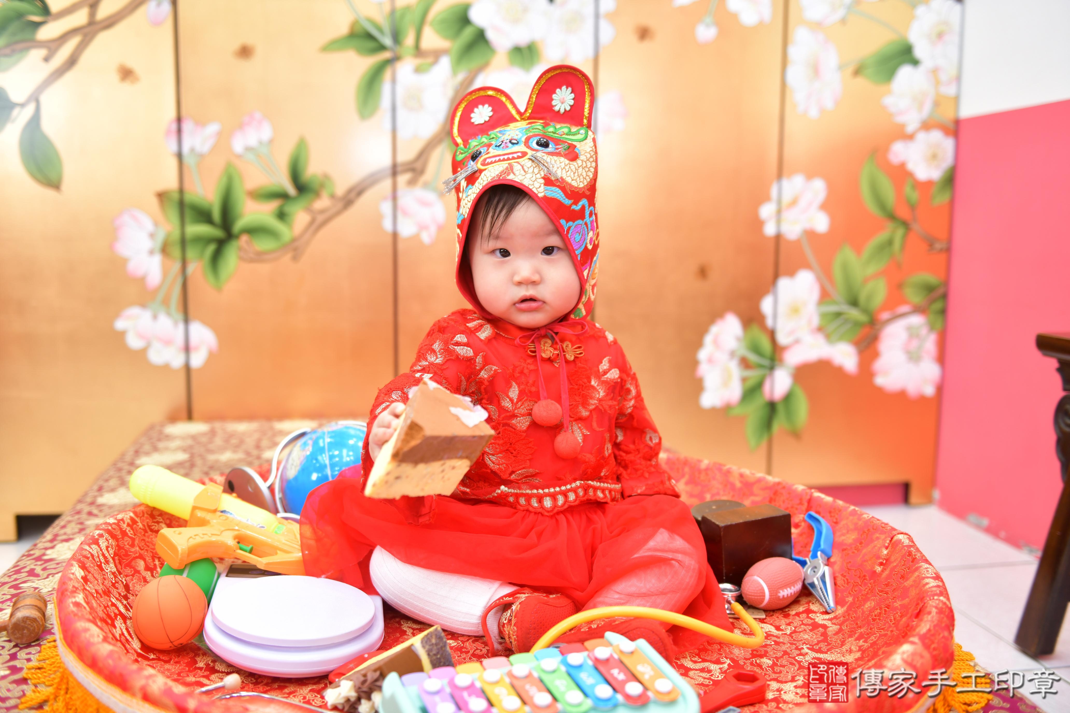 傳家手工印章台中店、抓周、度脺、美式風會場、傳家嬰兒古禮、吉祥話、抓周道具物品24種、拍照。抓周證書。寶寶抓周、滿周歲、生日快樂、祝福 傳家手工印章台中店、抓周、度脺、美式風會場、傳家嬰兒古禮、吉祥話、抓周道具物品24種、拍照。抓周證書。寶寶抓周、滿周歲、生日快樂、祝福