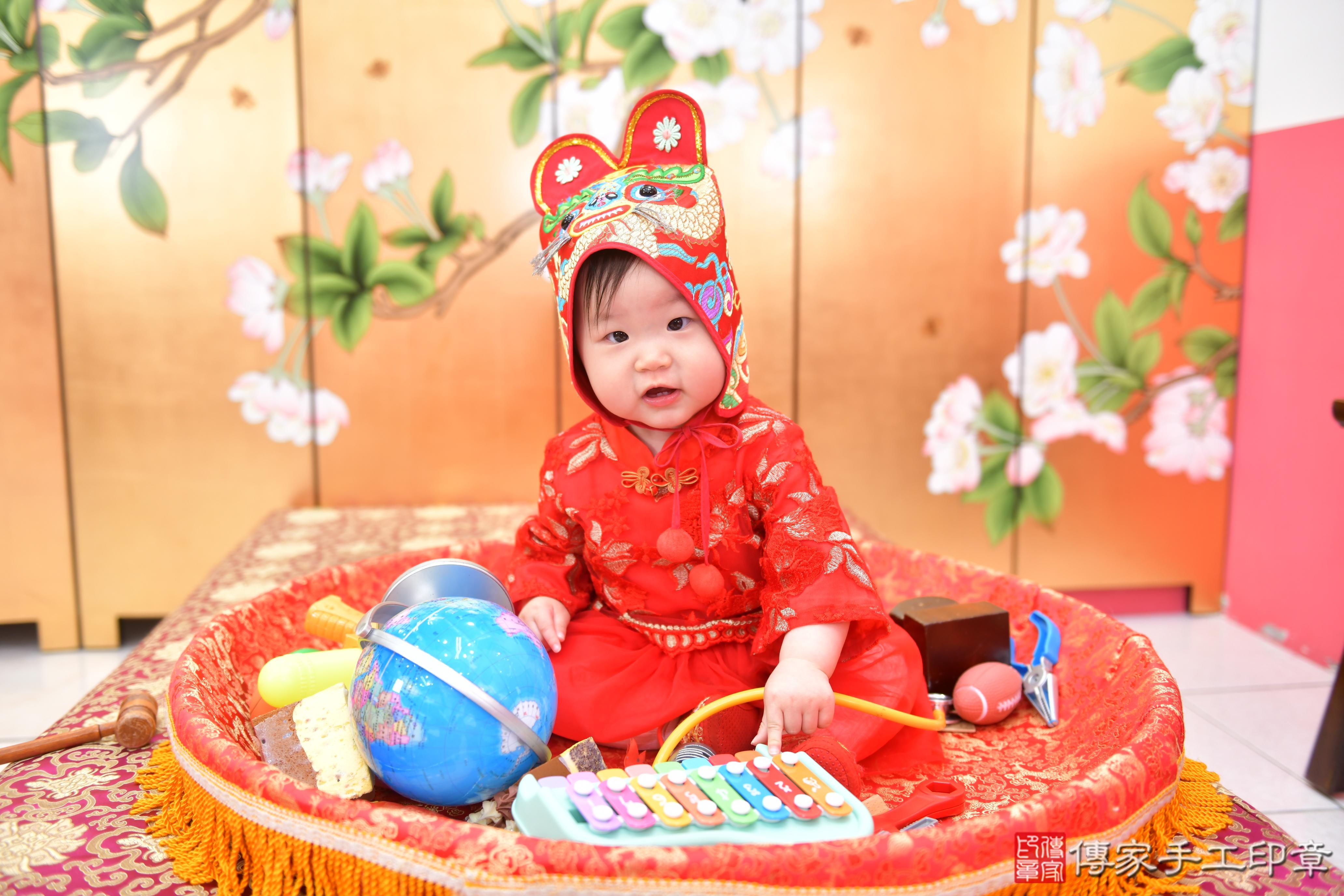 傳家手工印章台中店、抓周、度脺、美式風會場、傳家嬰兒古禮、吉祥話、抓周道具物品24種、拍照。抓周證書。寶寶抓周、滿周歲、生日快樂、祝福 傳家手工印章台中店、抓周、度脺、美式風會場、傳家嬰兒古禮、吉祥話、抓周道具物品24種、拍照。抓周證書。寶寶抓周、滿周歲、生日快樂、祝福