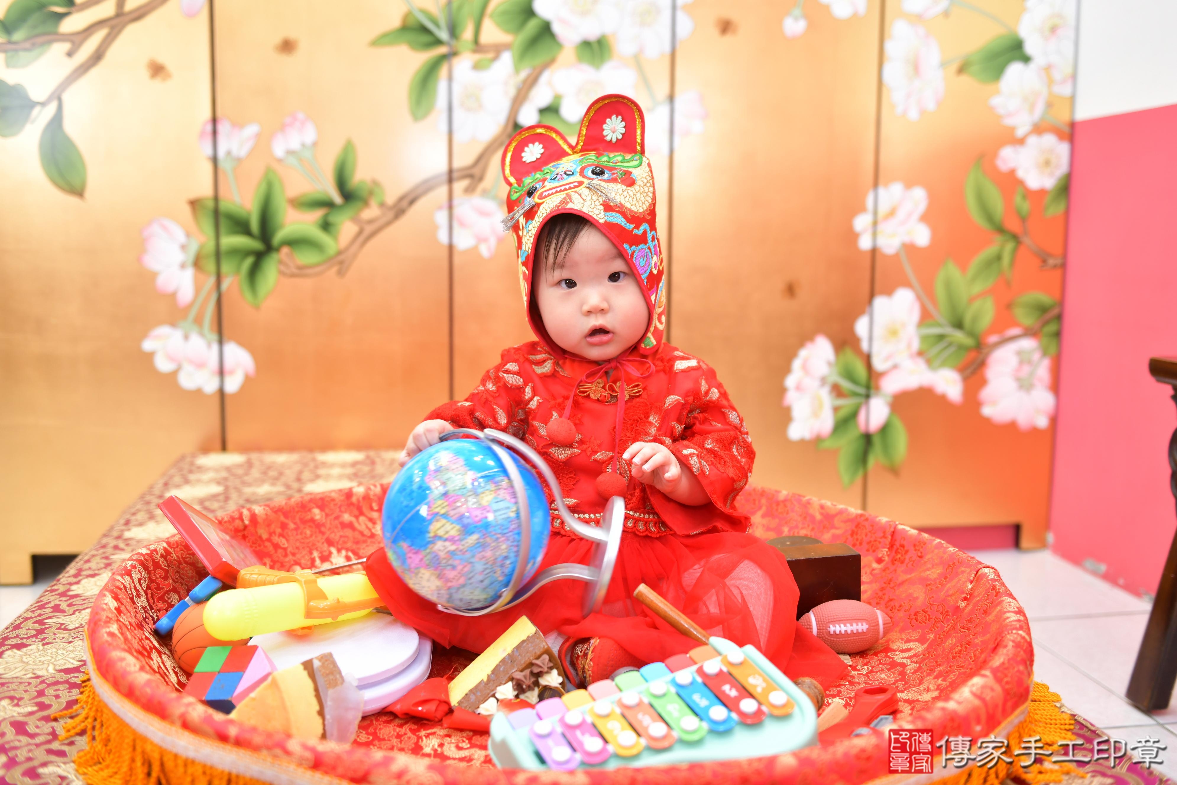 傳家手工印章台中店、抓周、度脺、美式風會場、傳家嬰兒古禮、吉祥話、抓周道具物品24種、拍照。抓周證書。寶寶抓周、滿周歲、生日快樂、祝福 傳家手工印章台中店、抓周、度脺、美式風會場、傳家嬰兒古禮、吉祥話、抓周道具物品24種、拍照。抓周證書。寶寶抓周、滿周歲、生日快樂、祝福
