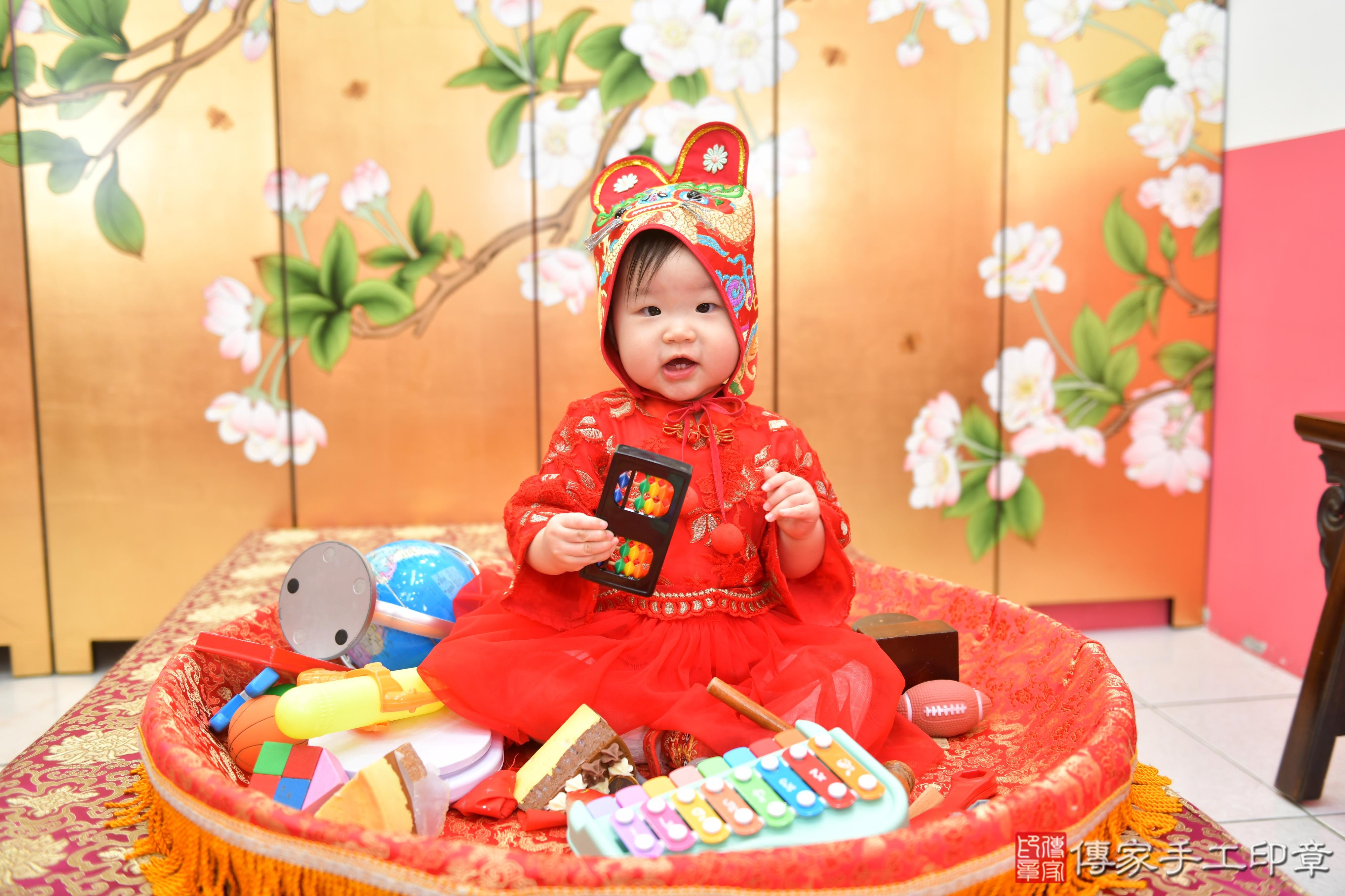 傳家手工印章台中店、抓周、度脺、美式風會場、傳家嬰兒古禮、吉祥話、抓周道具物品24種、拍照。抓周證書。寶寶抓周、滿周歲、生日快樂、祝福 傳家手工印章台中店、抓周、度脺、美式風會場、傳家嬰兒古禮、吉祥話、抓周道具物品24種、拍照。抓周證書。寶寶抓周、滿周歲、生日快樂、祝福