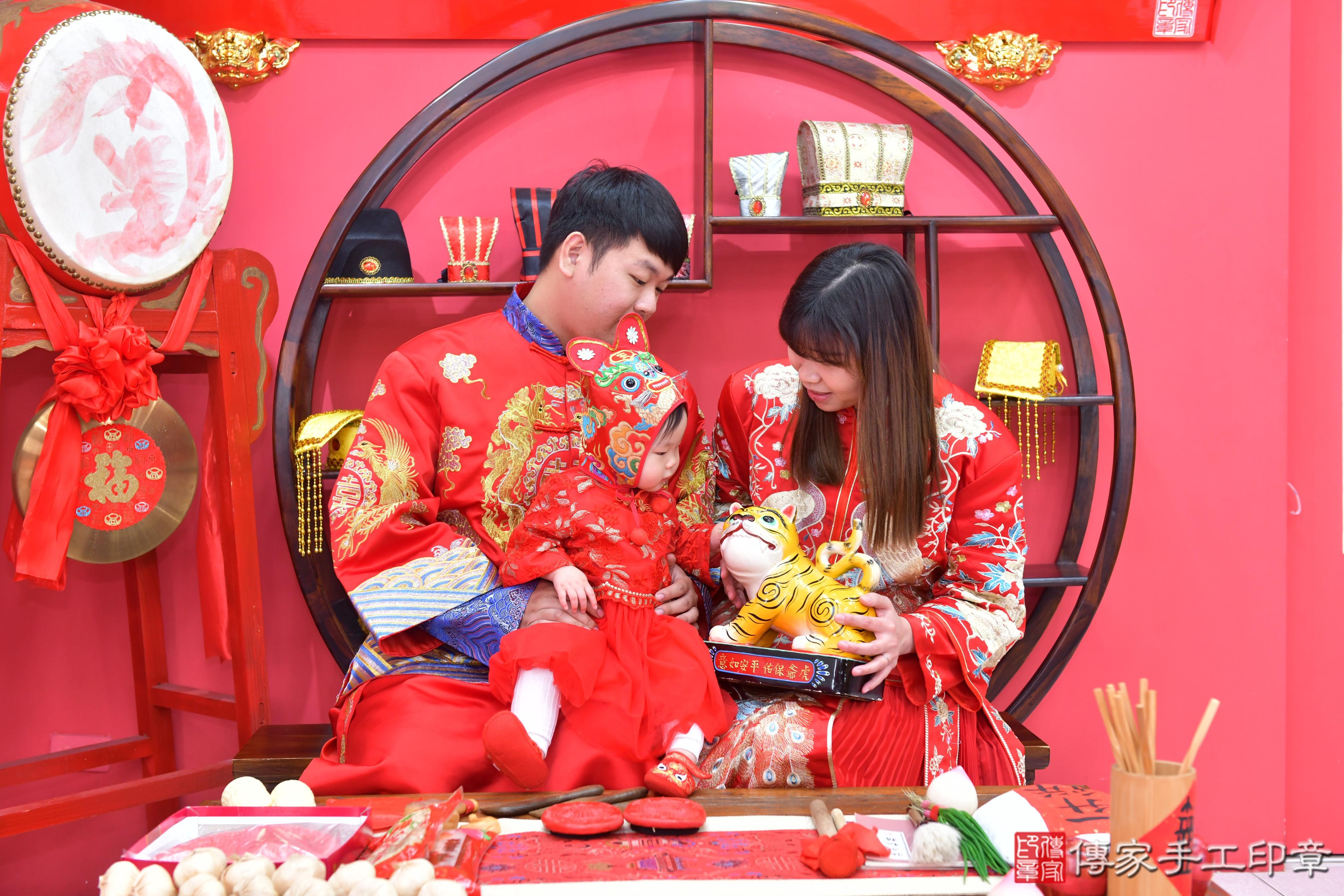 傳家手工印章台中店、抓周、度脺、美式風會場、傳家嬰兒古禮、吉祥話、抓周道具物品24種、拍照。抓周證書。寶寶抓周、滿周歲、生日快樂、祝福 傳家手工印章台中店、抓周、度脺、美式風會場、傳家嬰兒古禮、吉祥話、抓周道具物品24種、拍照。抓周證書。寶寶抓周、滿周歲、生日快樂、祝福
