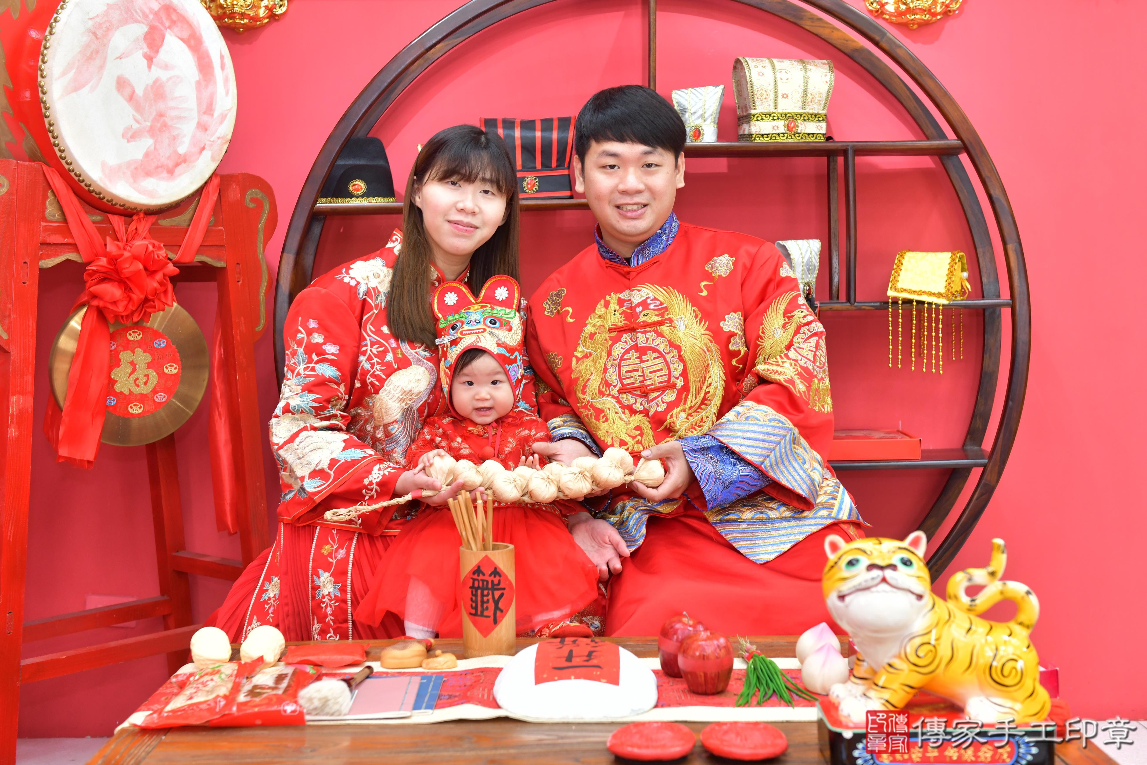 傳家手工印章台中店、抓周、度脺、美式風會場、傳家嬰兒古禮、吉祥話、抓周道具物品24種、拍照。抓周證書。寶寶抓周、滿周歲、生日快樂、祝福 傳家手工印章台中店、抓周、度脺、美式風會場、傳家嬰兒古禮、吉祥話、抓周道具物品24種、拍照。抓周證書。寶寶抓周、滿周歲、生日快樂、祝福