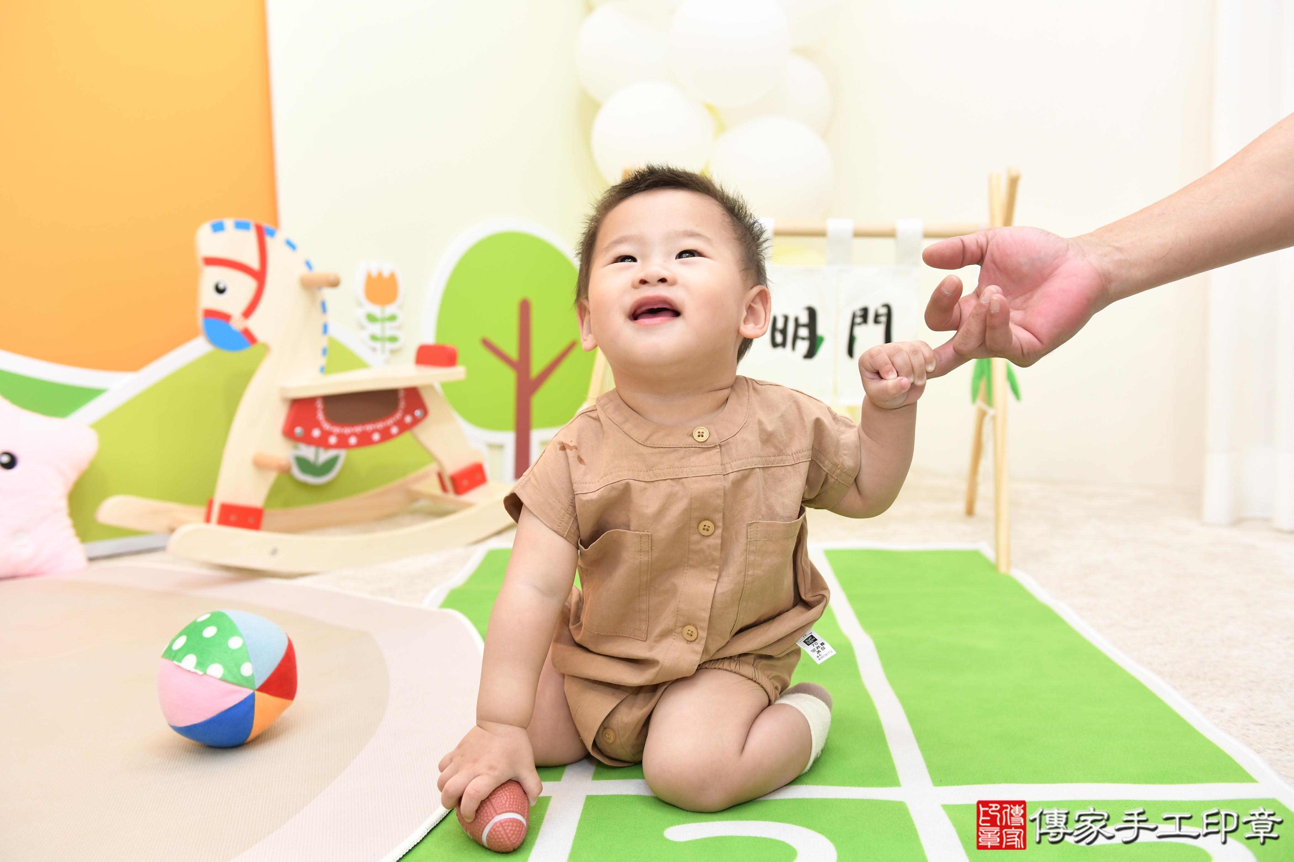 傳家手工印章台南店、抓周、度脺、美式風會場、傳家嬰兒古禮、吉祥話、抓周道具物品24種、拍照。抓周證書。寶寶抓周、滿周歲、生日快樂、祝福 傳家手工印章台南店、抓周、度脺、美式風會場、傳家嬰兒古禮、吉祥話、抓周道具物品24種、拍照。抓周證書。寶寶抓周、滿周歲、生日快樂、祝福