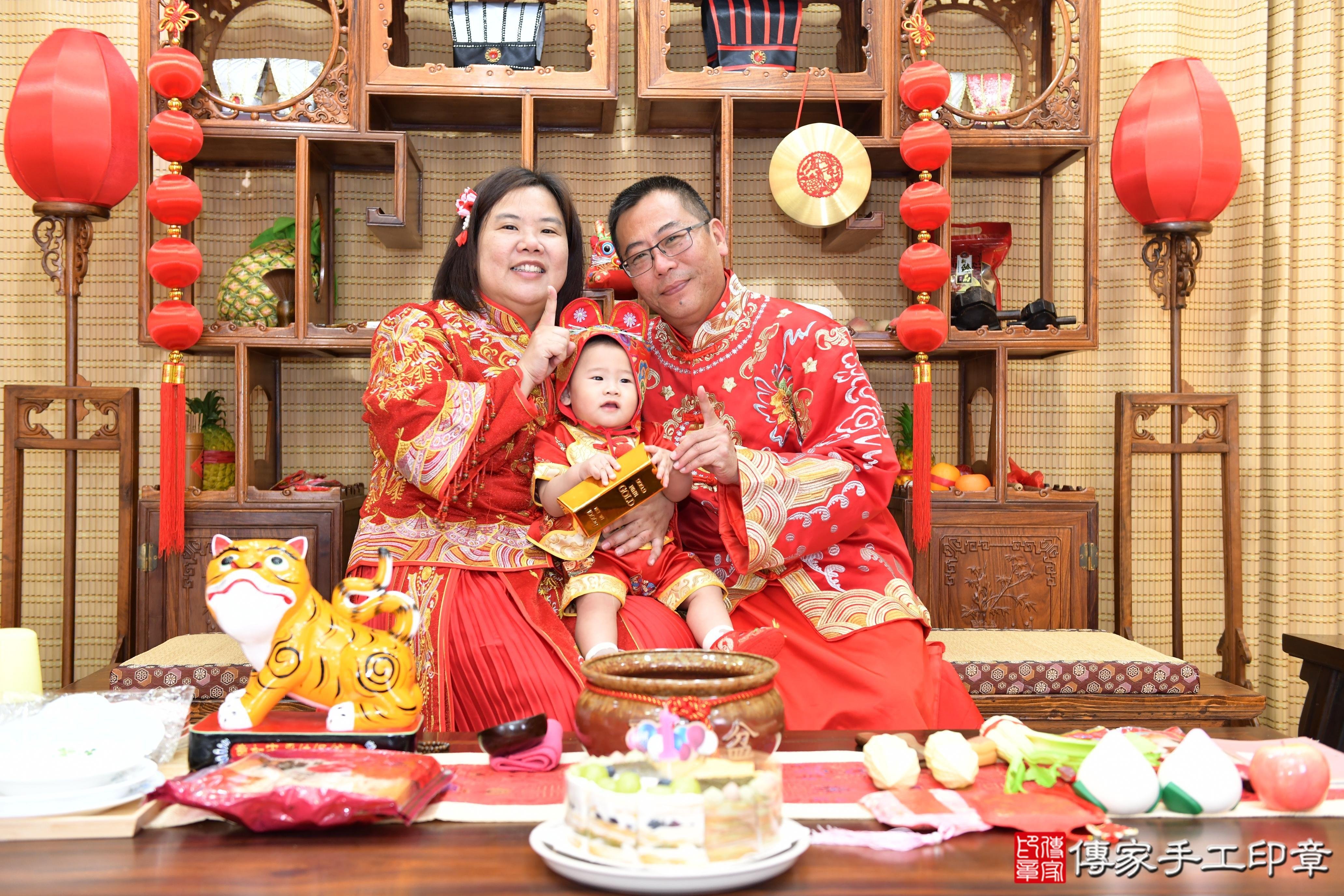 傳家手工印章台南店、抓周、度脺、美式風會場、傳家嬰兒古禮、吉祥話、抓周道具物品24種、拍照。抓周證書。寶寶抓周、滿周歲、生日快樂、祝福 傳家手工印章台南店、抓周、度脺、美式風會場、傳家嬰兒古禮、吉祥話、抓周道具物品24種、拍照。抓周證書。寶寶抓周、滿周歲、生日快樂、祝福