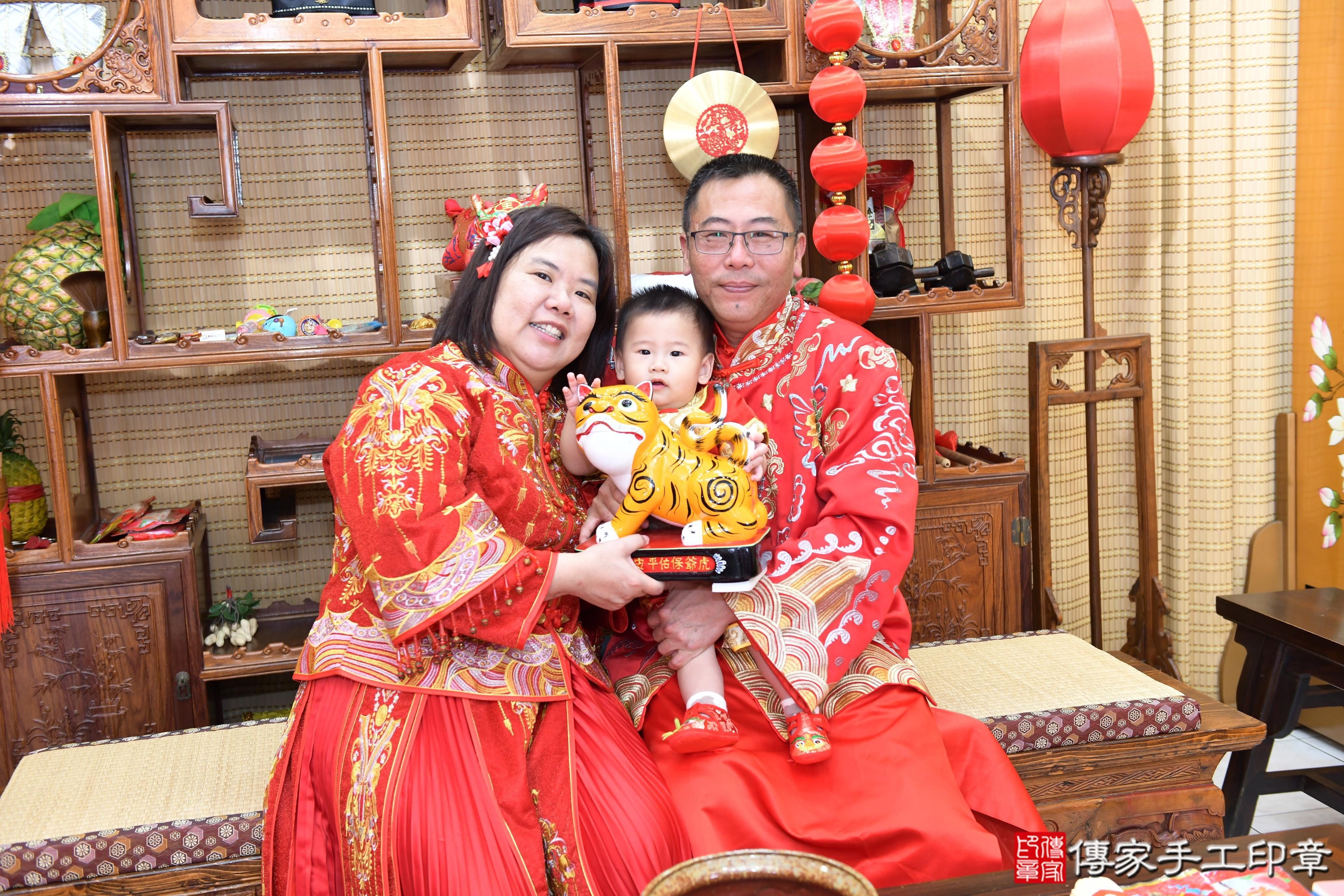 傳家手工印章台南店、抓周、度脺、美式風會場、傳家嬰兒古禮、吉祥話、抓周道具物品24種、拍照。抓周證書。寶寶抓周、滿周歲、生日快樂、祝福 傳家手工印章台南店、抓周、度脺、美式風會場、傳家嬰兒古禮、吉祥話、抓周道具物品24種、拍照。抓周證書。寶寶抓周、滿周歲、生日快樂、祝福