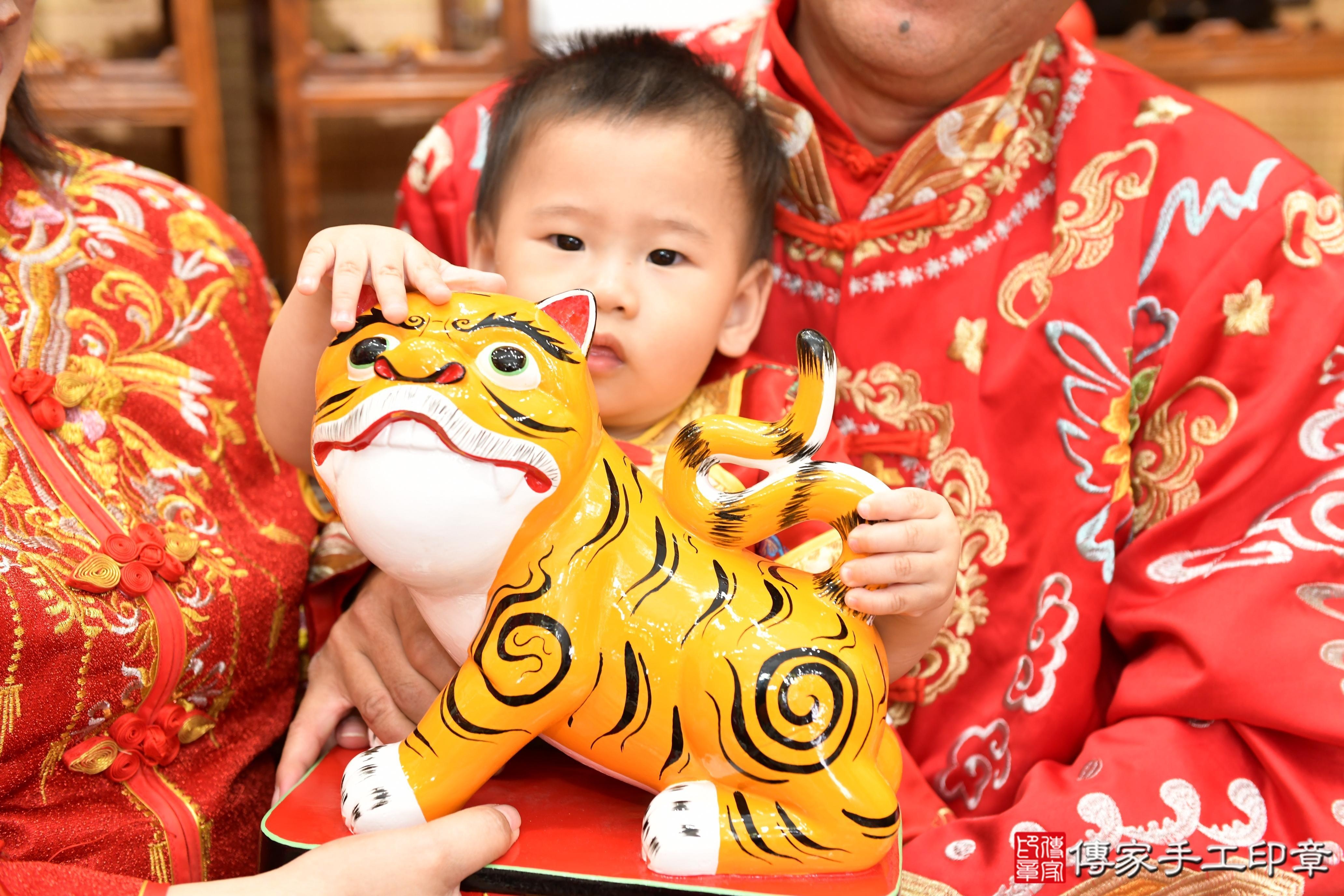 傳家手工印章台南店、抓周、度脺、美式風會場、傳家嬰兒古禮、吉祥話、抓周道具物品24種、拍照。抓周證書。寶寶抓周、滿周歲、生日快樂、祝福 傳家手工印章台南店、抓周、度脺、美式風會場、傳家嬰兒古禮、吉祥話、抓周道具物品24種、拍照。抓周證書。寶寶抓周、滿周歲、生日快樂、祝福
