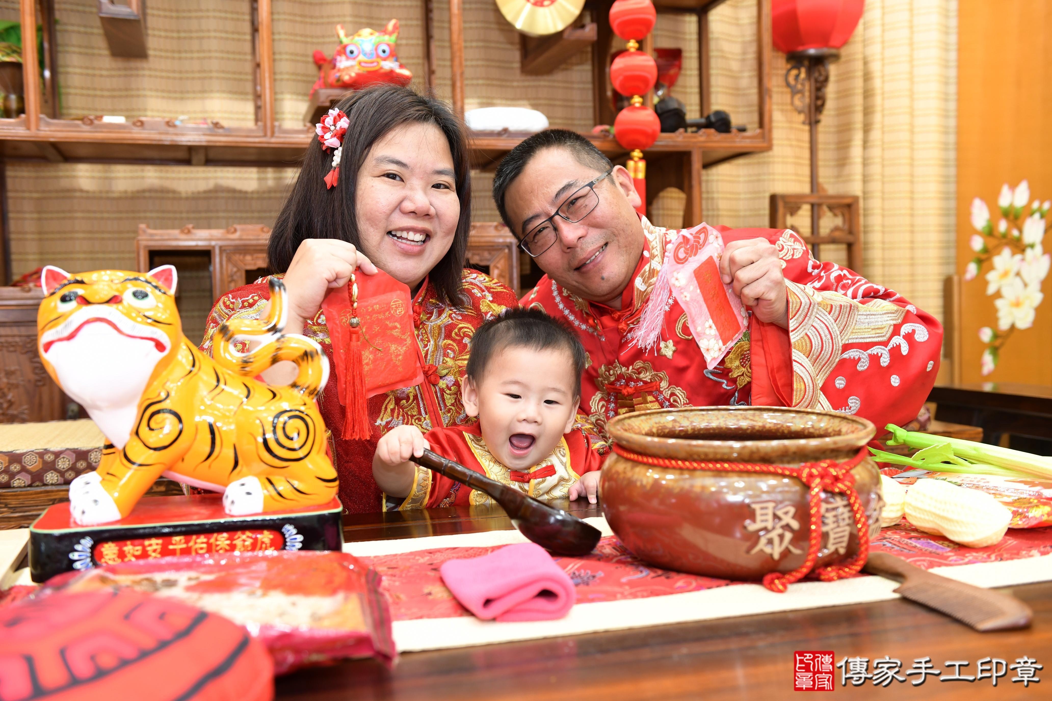 傳家手工印章台南店、抓周、度脺、美式風會場、傳家嬰兒古禮、吉祥話、抓周道具物品24種、拍照。抓周證書。寶寶抓周、滿周歲、生日快樂、祝福 傳家手工印章台南店、抓周、度脺、美式風會場、傳家嬰兒古禮、吉祥話、抓周道具物品24種、拍照。抓周證書。寶寶抓周、滿周歲、生日快樂、祝福