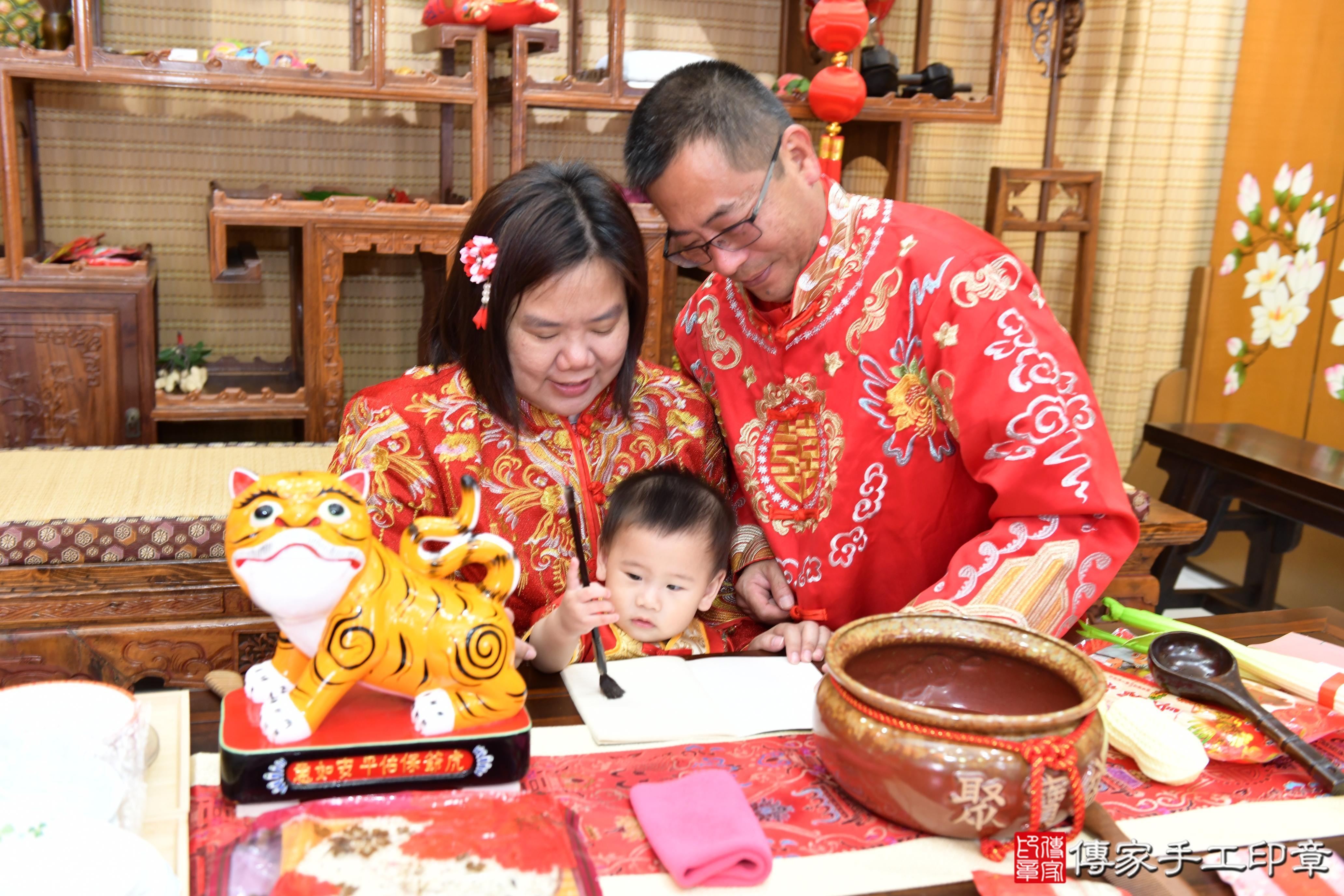 傳家手工印章台南店、抓周、度脺、美式風會場、傳家嬰兒古禮、吉祥話、抓周道具物品24種、拍照。抓周證書。寶寶抓周、滿周歲、生日快樂、祝福 傳家手工印章台南店、抓周、度脺、美式風會場、傳家嬰兒古禮、吉祥話、抓周道具物品24種、拍照。抓周證書。寶寶抓周、滿周歲、生日快樂、祝福