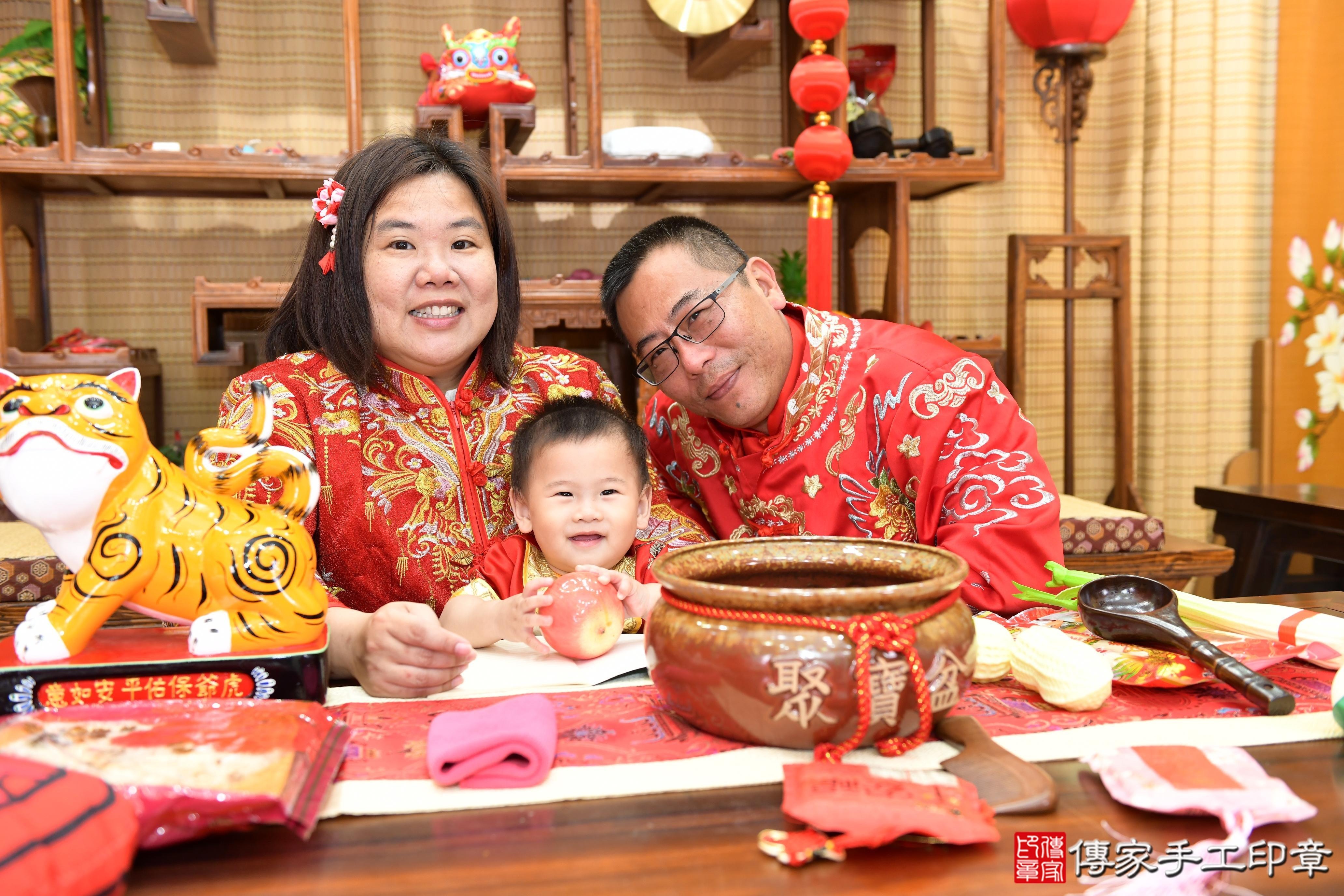 傳家手工印章台南店、抓周、度脺、美式風會場、傳家嬰兒古禮、吉祥話、抓周道具物品24種、拍照。抓周證書。寶寶抓周、滿周歲、生日快樂、祝福 傳家手工印章台南店、抓周、度脺、美式風會場、傳家嬰兒古禮、吉祥話、抓周道具物品24種、拍照。抓周證書。寶寶抓周、滿周歲、生日快樂、祝福