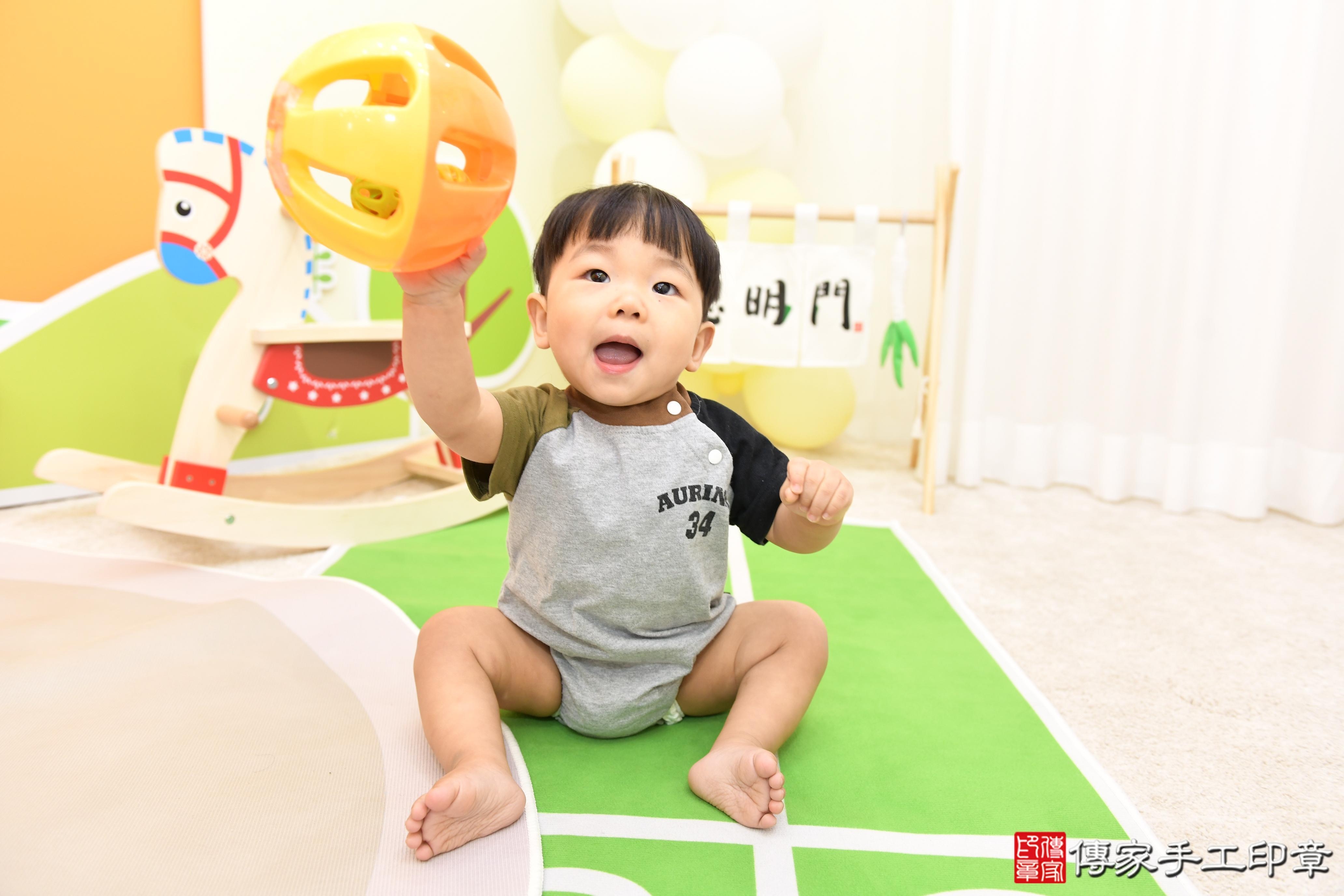 傳家手工印章台南店、抓周、度脺、美式風會場、傳家嬰兒古禮、吉祥話、抓周道具物品24種、拍照。抓周證書。寶寶抓周、滿周歲、生日快樂、祝福 傳家手工印章台南店、抓周、度脺、美式風會場、傳家嬰兒古禮、吉祥話、抓周道具物品24種、拍照。抓周證書。寶寶抓周、滿周歲、生日快樂、祝福