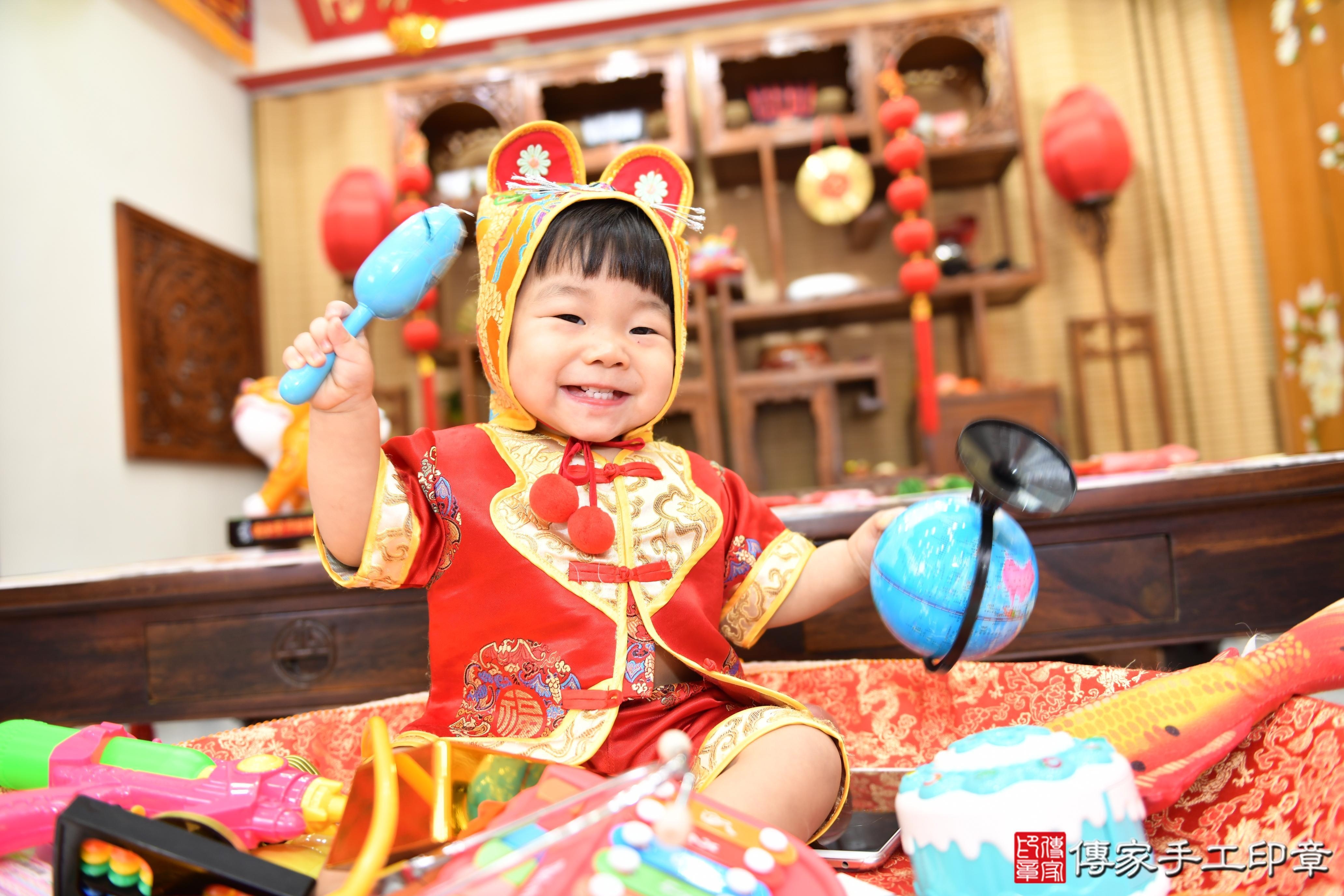 傳家手工印章台南店、抓周、度脺、美式風會場、傳家嬰兒古禮、吉祥話、抓周道具物品24種、拍照。抓周證書。寶寶抓周、滿周歲、生日快樂、祝福 傳家手工印章台南店、抓周、度脺、美式風會場、傳家嬰兒古禮、吉祥話、抓周道具物品24種、拍照。抓周證書。寶寶抓周、滿周歲、生日快樂、祝福