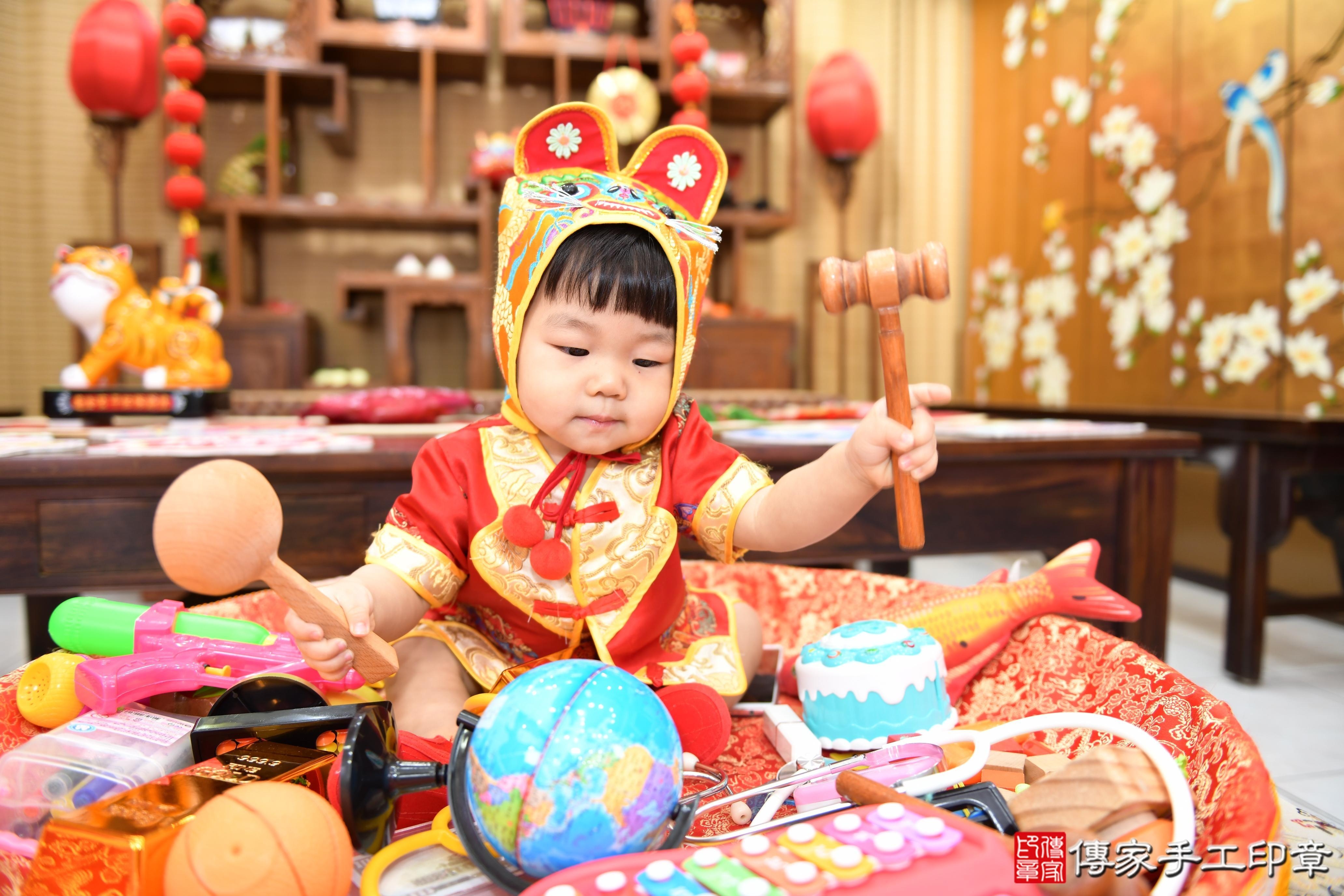 傳家手工印章台南店、抓周、度脺、美式風會場、傳家嬰兒古禮、吉祥話、抓周道具物品24種、拍照。抓周證書。寶寶抓周、滿周歲、生日快樂、祝福 傳家手工印章台南店、抓周、度脺、美式風會場、傳家嬰兒古禮、吉祥話、抓周道具物品24種、拍照。抓周證書。寶寶抓周、滿周歲、生日快樂、祝福