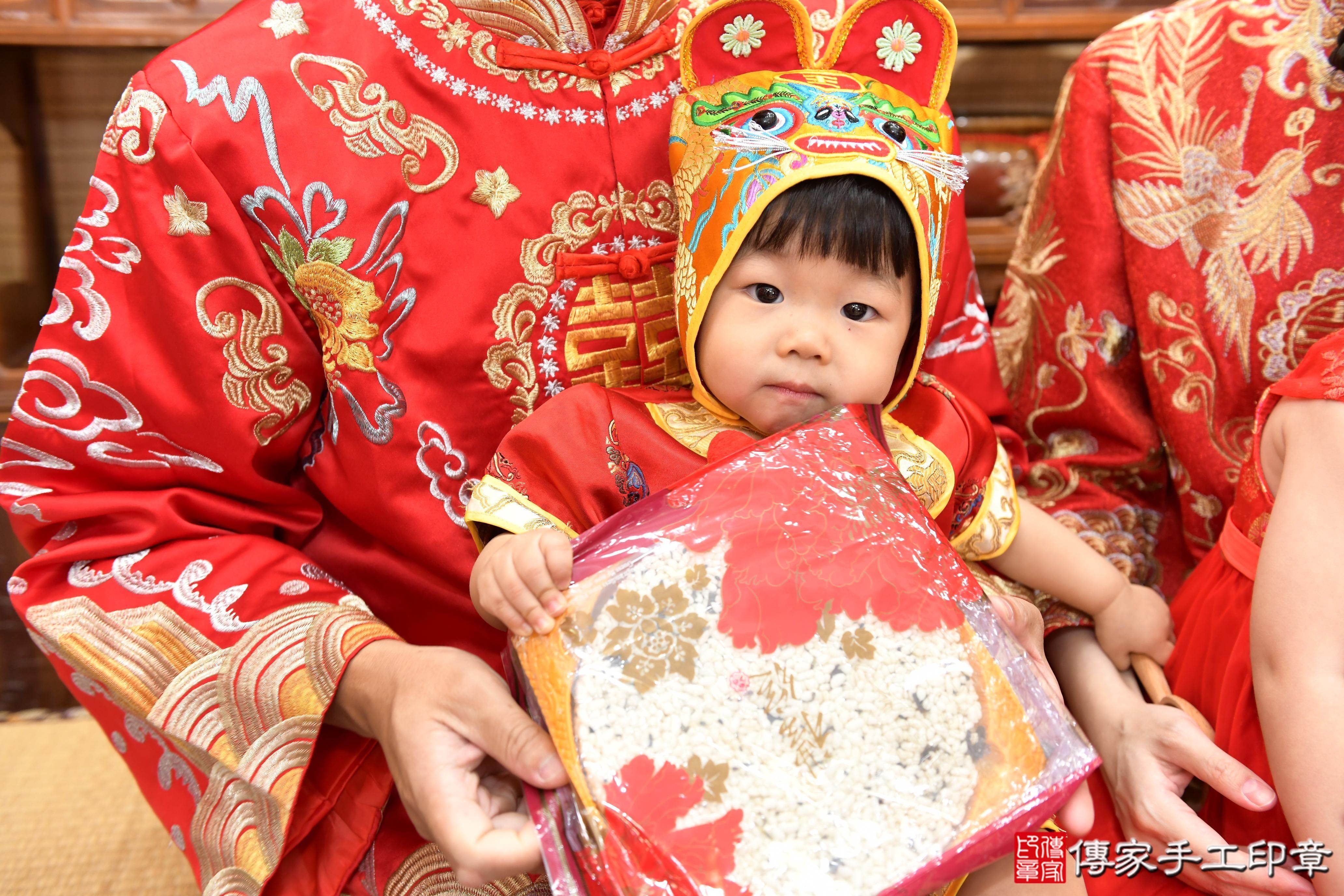 傳家手工印章台南店、抓周、度脺、美式風會場、傳家嬰兒古禮、吉祥話、抓周道具物品24種、拍照。抓周證書。寶寶抓周、滿周歲、生日快樂、祝福 傳家手工印章台南店、抓周、度脺、美式風會場、傳家嬰兒古禮、吉祥話、抓周道具物品24種、拍照。抓周證書。寶寶抓周、滿周歲、生日快樂、祝福