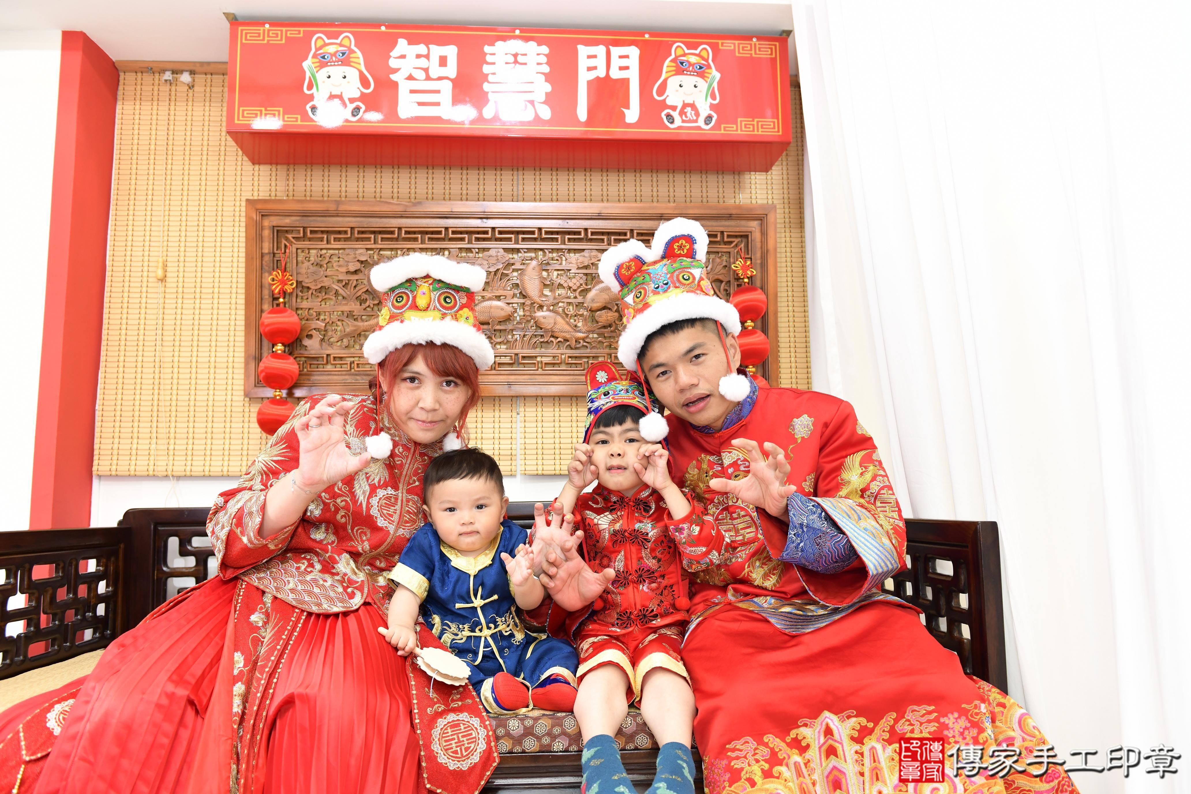 傳家手工印章台南店、抓周、度脺、美式風會場、傳家嬰兒古禮、吉祥話、抓周道具物品24種、拍照。抓周證書。寶寶抓周、滿周歲、生日快樂、祝福 傳家手工印章台南店、抓周、度脺、美式風會場、傳家嬰兒古禮、吉祥話、抓周道具物品24種、拍照。抓周證書。寶寶抓周、滿周歲、生日快樂、祝福