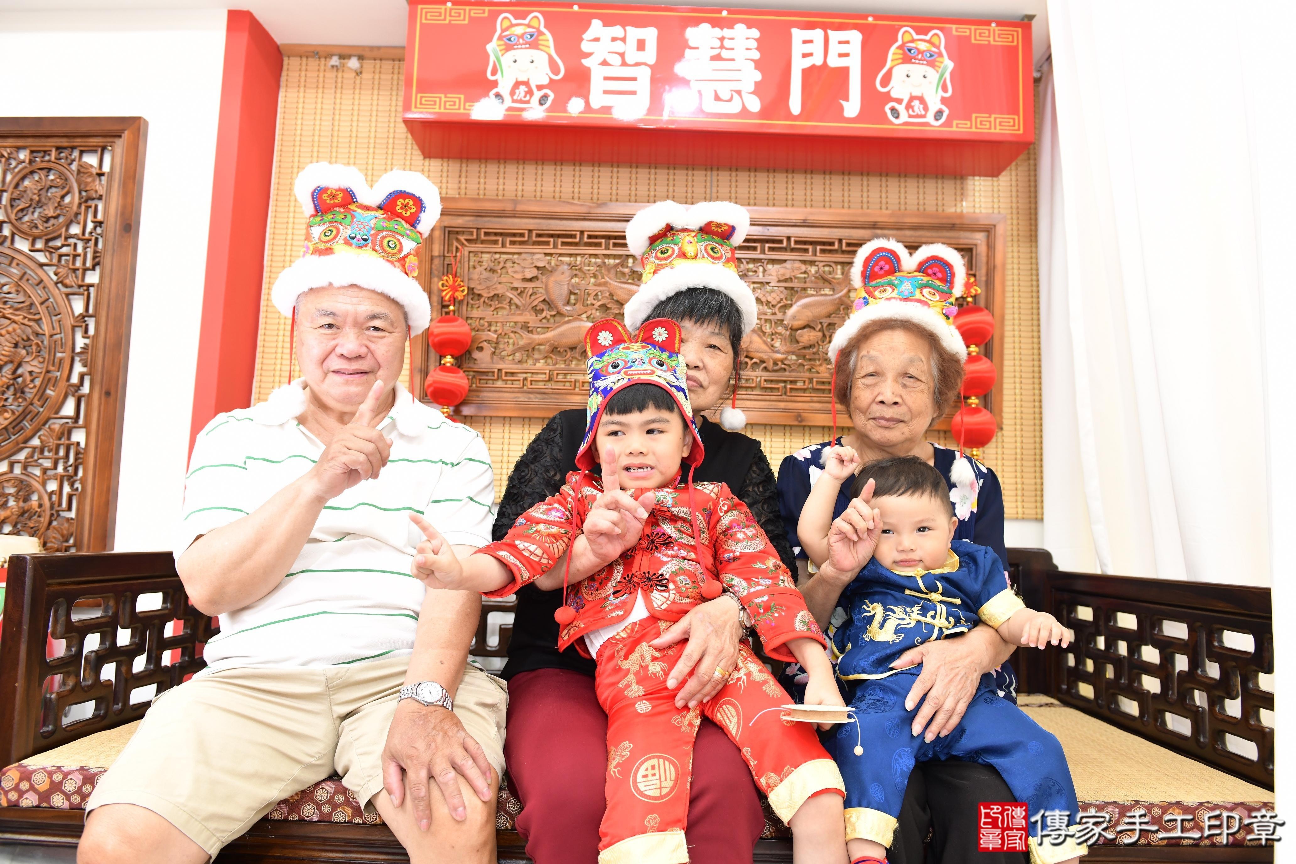 傳家手工印章台南店、抓周、度脺、美式風會場、傳家嬰兒古禮、吉祥話、抓周道具物品24種、拍照。抓周證書。寶寶抓周、滿周歲、生日快樂、祝福 傳家手工印章台南店、抓周、度脺、美式風會場、傳家嬰兒古禮、吉祥話、抓周道具物品24種、拍照。抓周證書。寶寶抓周、滿周歲、生日快樂、祝福