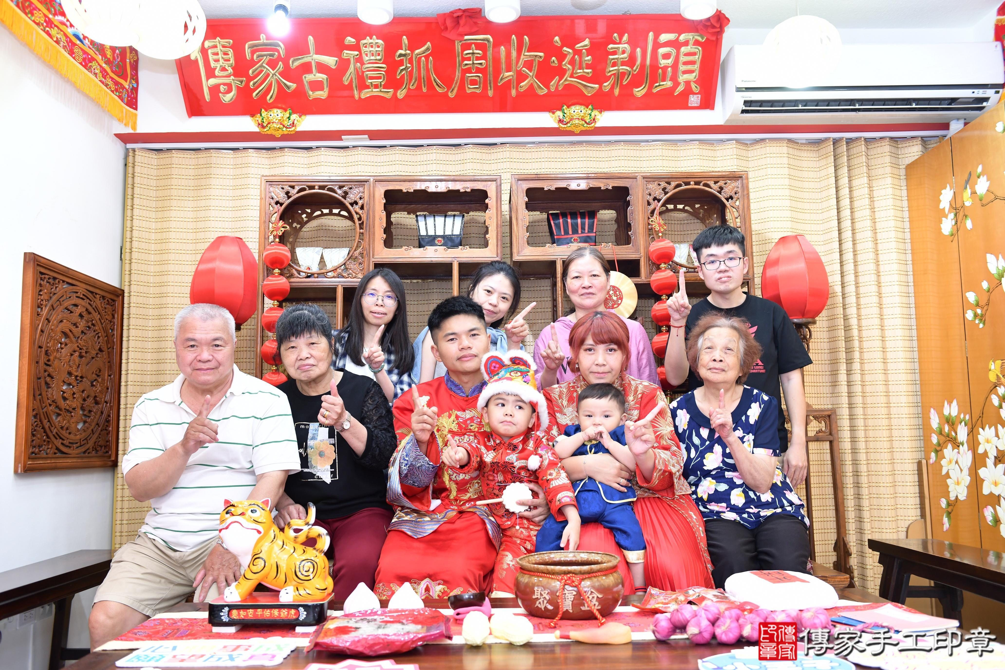 傳家手工印章台南店、抓周、度脺、美式風會場、傳家嬰兒古禮、吉祥話、抓周道具物品24種、拍照。抓周證書。寶寶抓周、滿周歲、生日快樂、祝福 傳家手工印章台南店、抓周、度脺、美式風會場、傳家嬰兒古禮、吉祥話、抓周道具物品24種、拍照。抓周證書。寶寶抓周、滿周歲、生日快樂、祝福