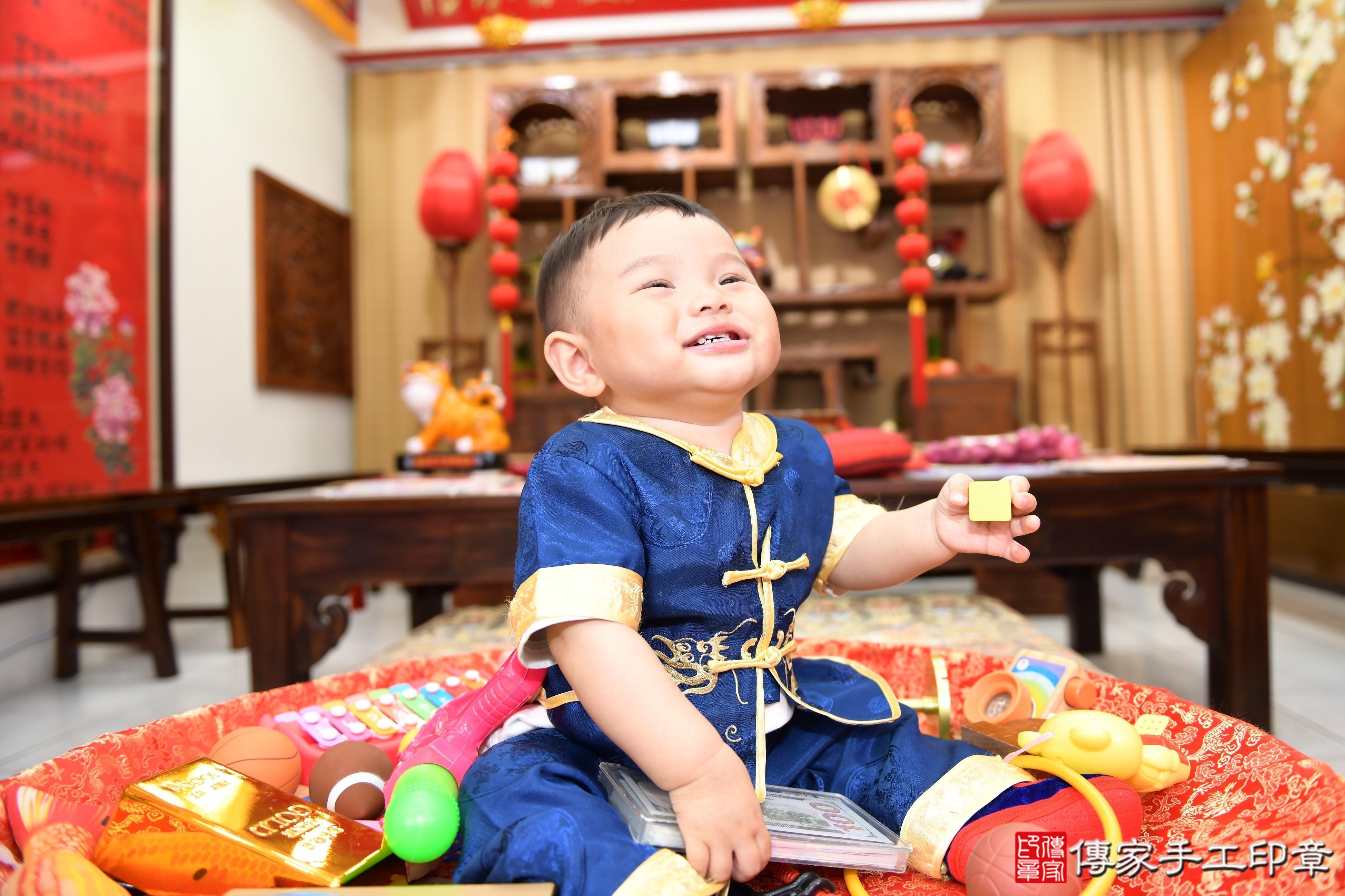 傳家手工印章台南店、抓周、度脺、美式風會場、傳家嬰兒古禮、吉祥話、抓周道具物品24種、拍照。抓周證書。寶寶抓周、滿周歲、生日快樂、祝福 傳家手工印章台南店、抓周、度脺、美式風會場、傳家嬰兒古禮、吉祥話、抓周道具物品24種、拍照。抓周證書。寶寶抓周、滿周歲、生日快樂、祝福
